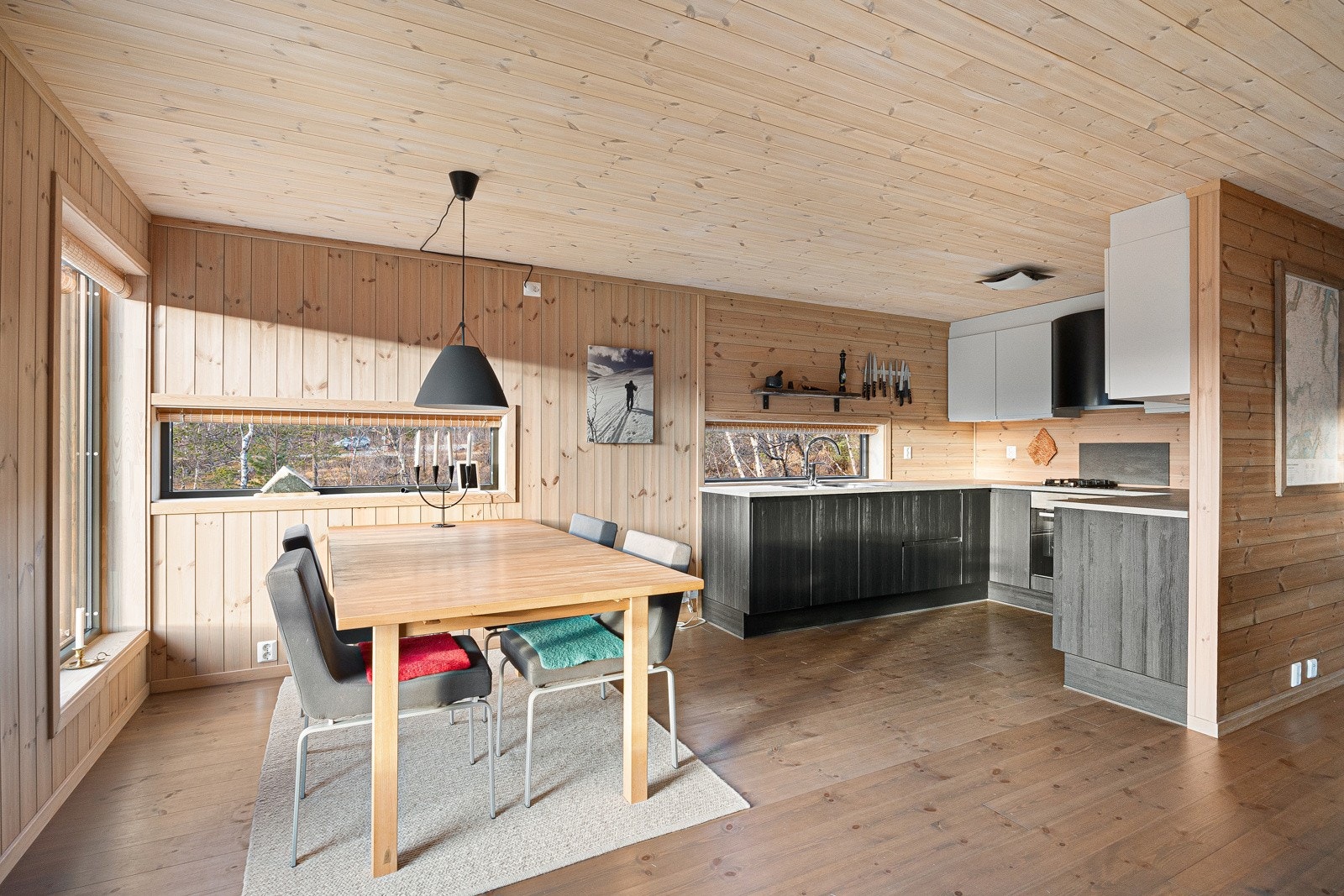 Spisebord i tilknytning til kjøkkenet. Galleribilde