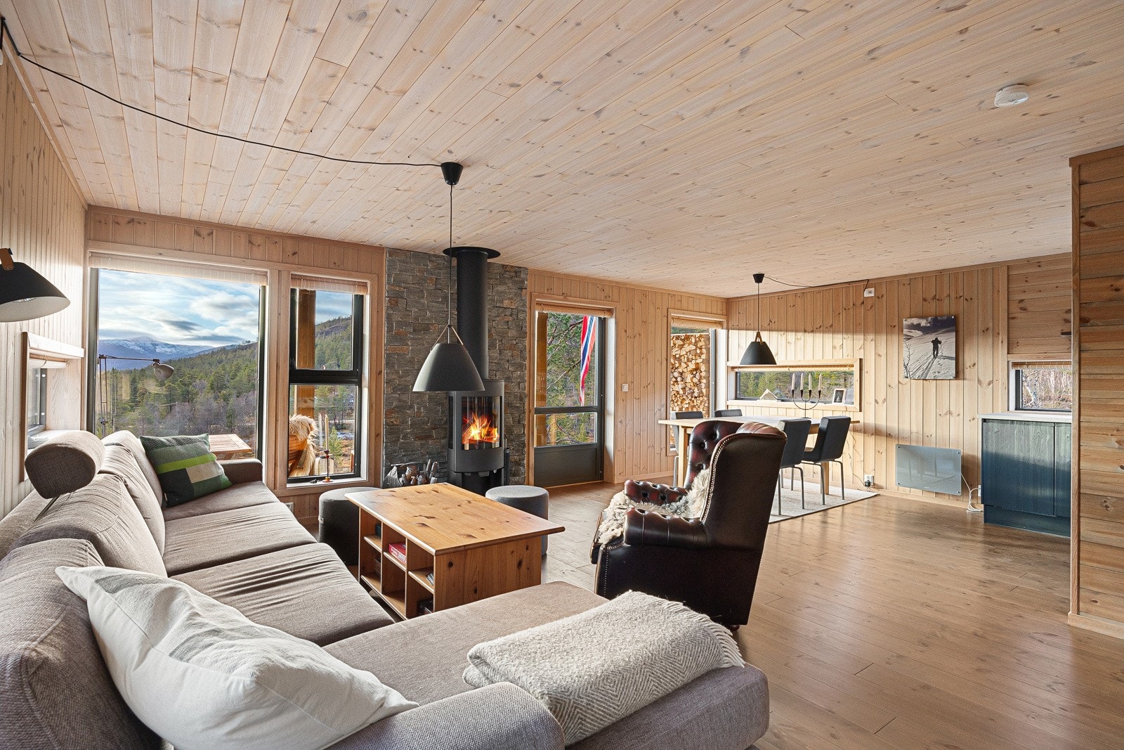 Stor stue med god plass til salong og spisebord. Galleribilde