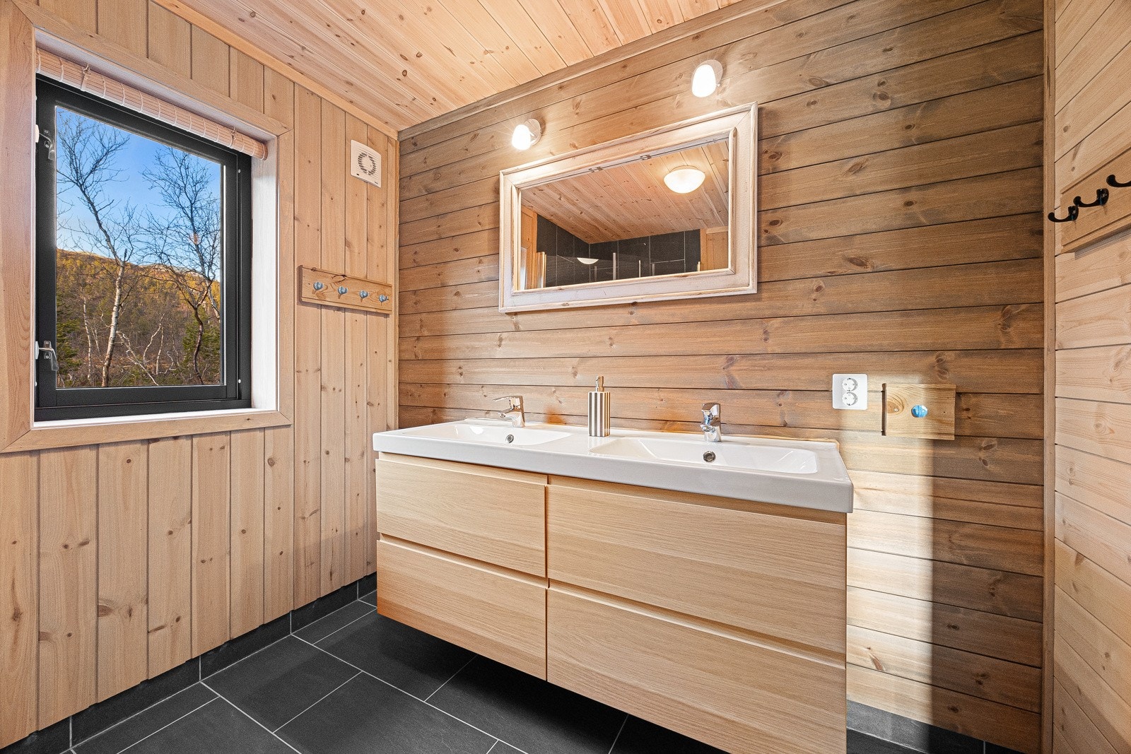 Praktisk dobbelservant. Galleribilde