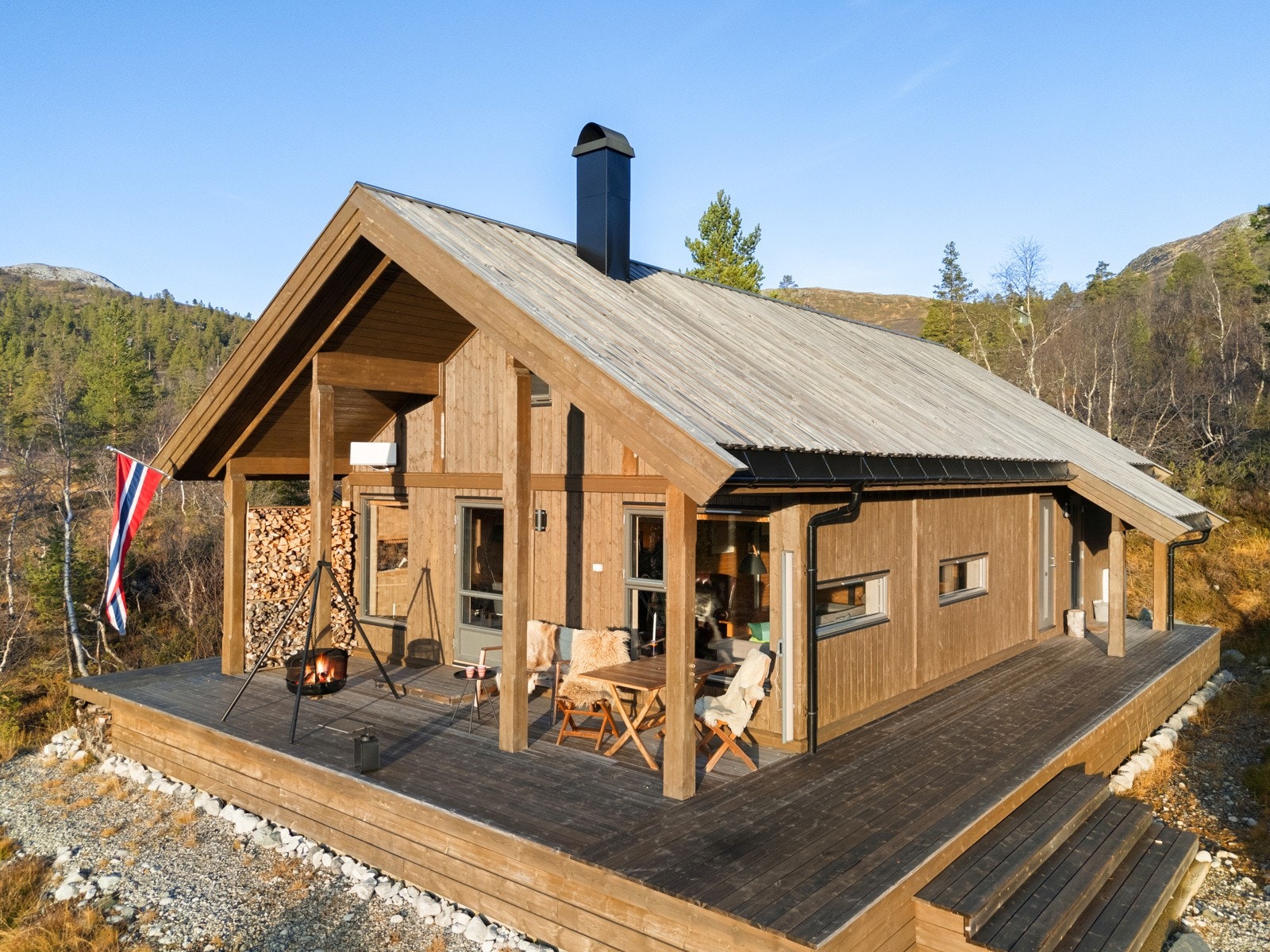 Gode solforhold på terrassen som strekker seg rundt hytten. Galleribilde