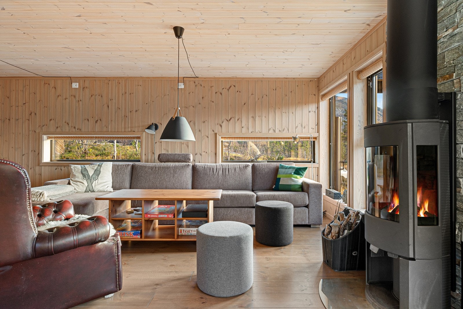 Store vinduer gir mye naturlig lys. Galleribilde