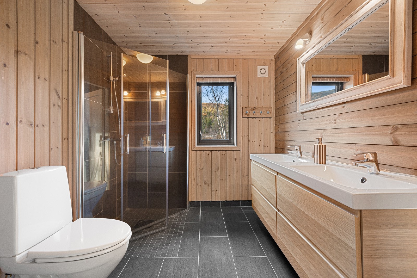 Stilfullt og moderne bad, perfekt kombinasjon mellom naturlig sjarm og moderne komfort. Galleribilde