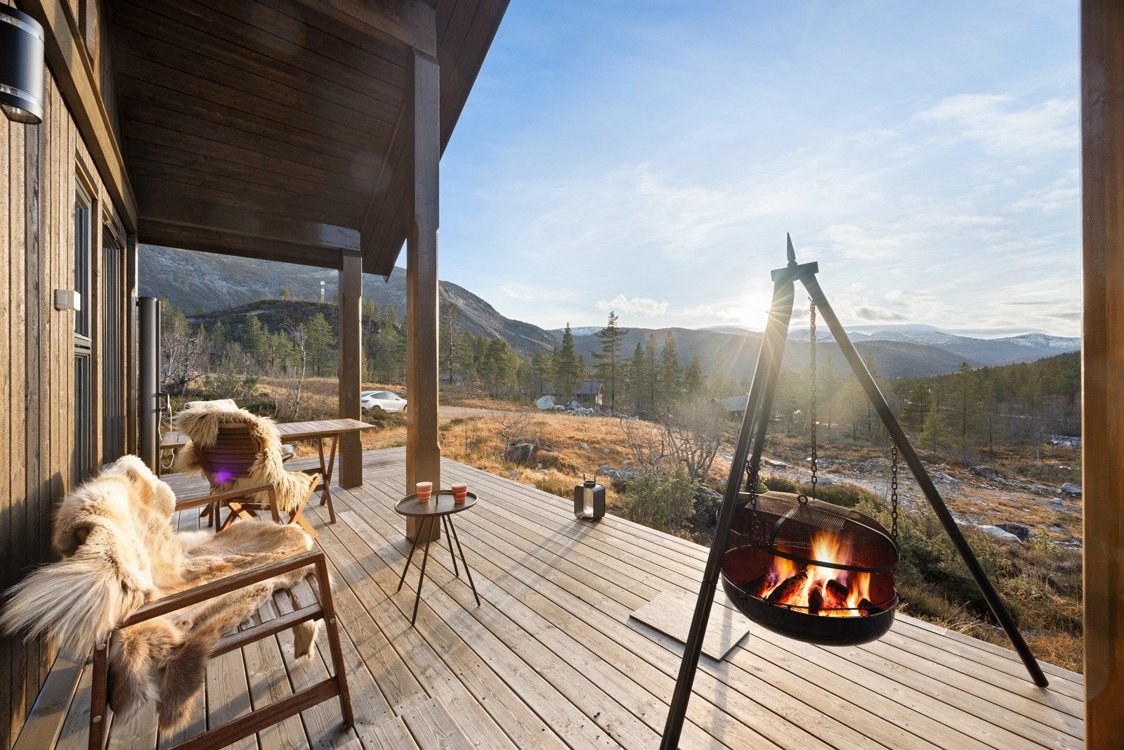 Nydelig utsikt nedover Raundalen med Horndalssnuten i sikte. Galleribilde