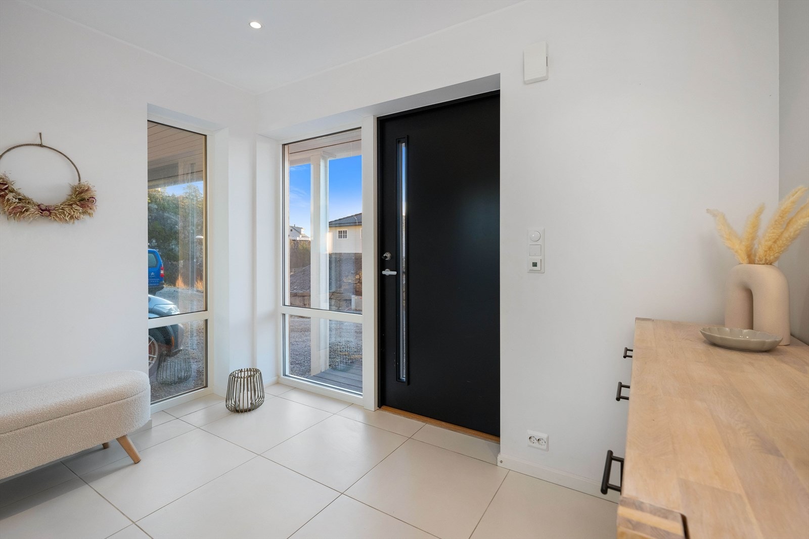 Godt med lysinnslipp i gangen. Enkel adkomst fra carport. Galleribilde