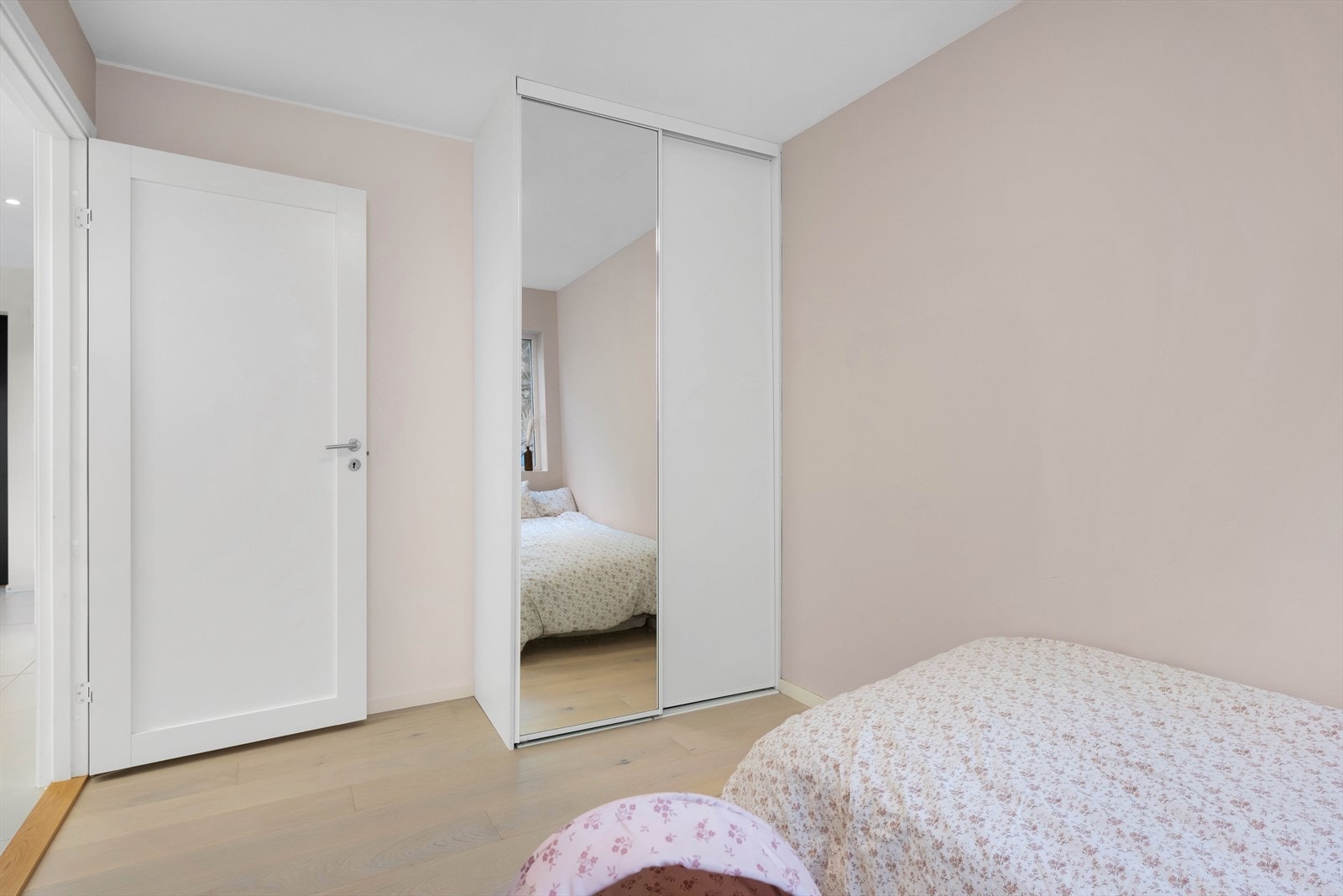 Praktisk skyvedørsgarderobe Galleribilde