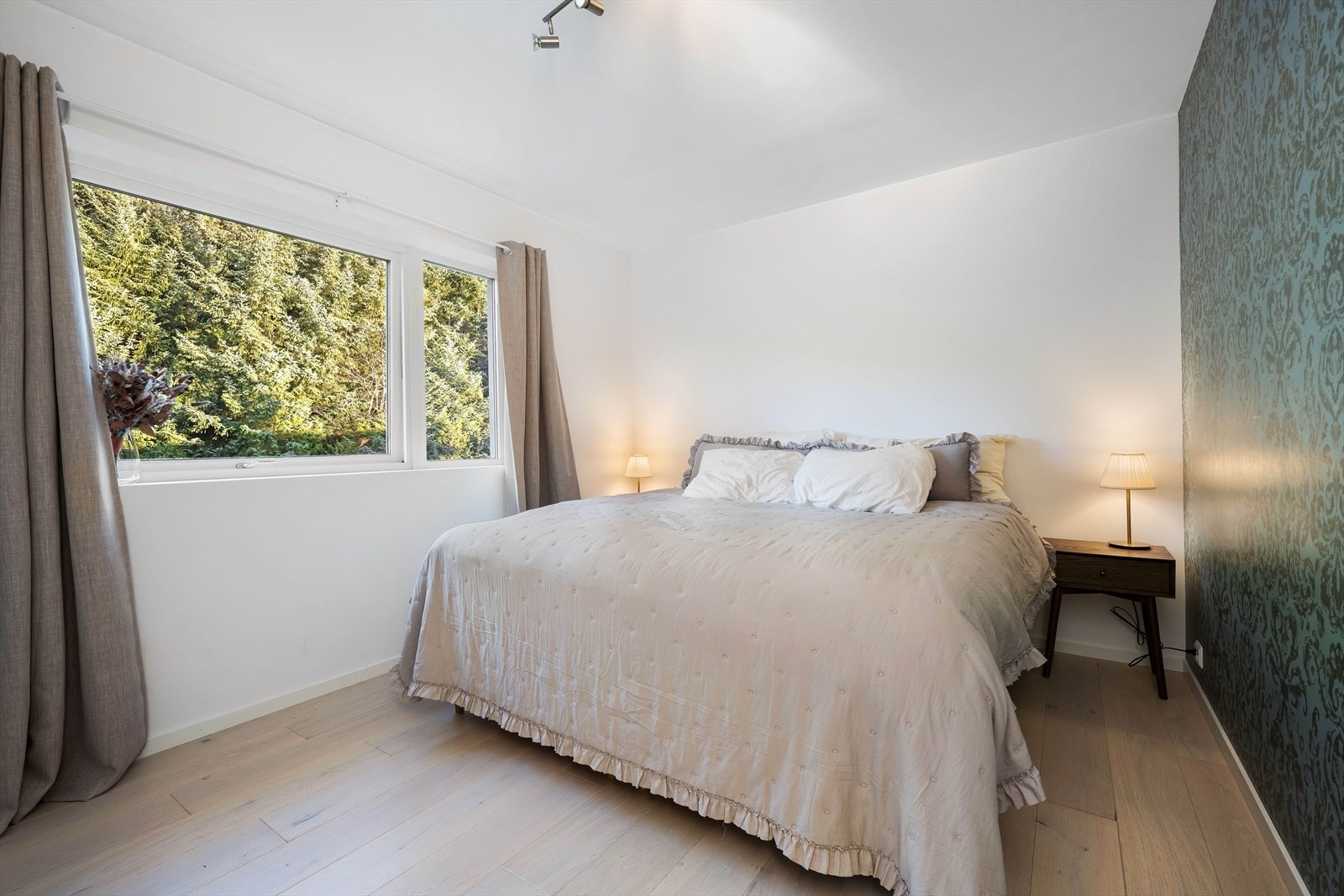 Hovedsoverom med god plass til dobbeltseng Galleribilde