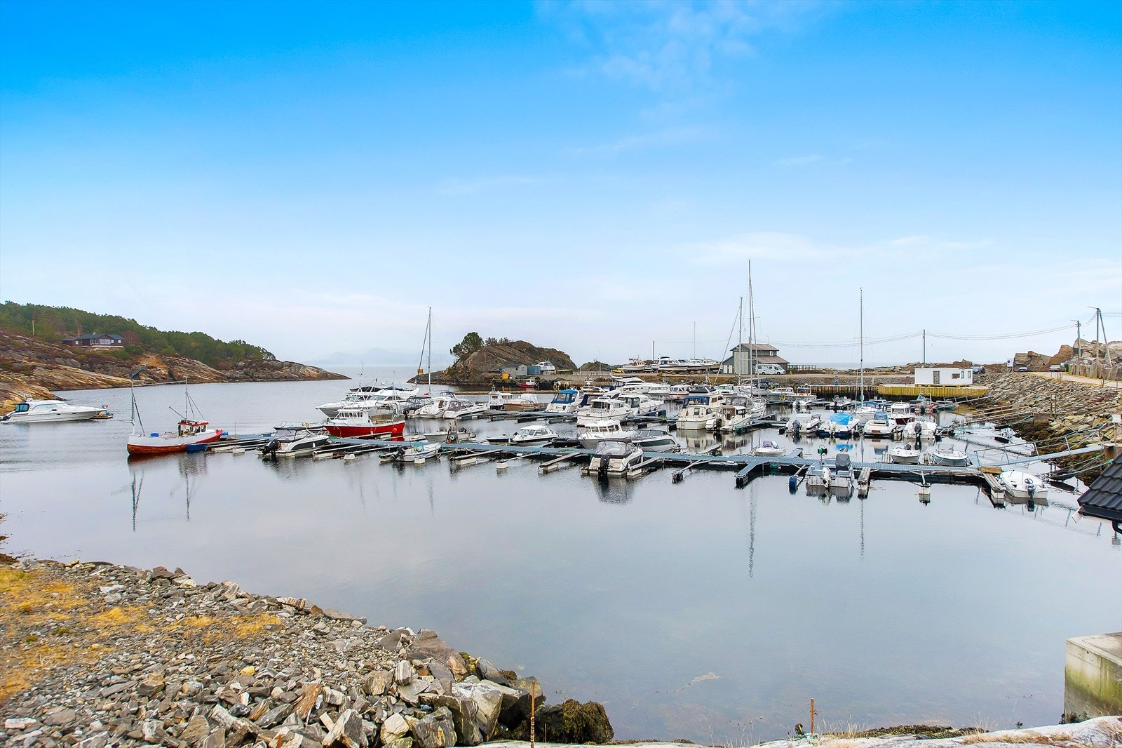 Det er også kort vei til sjøen fra eiendommen. Galleribilde