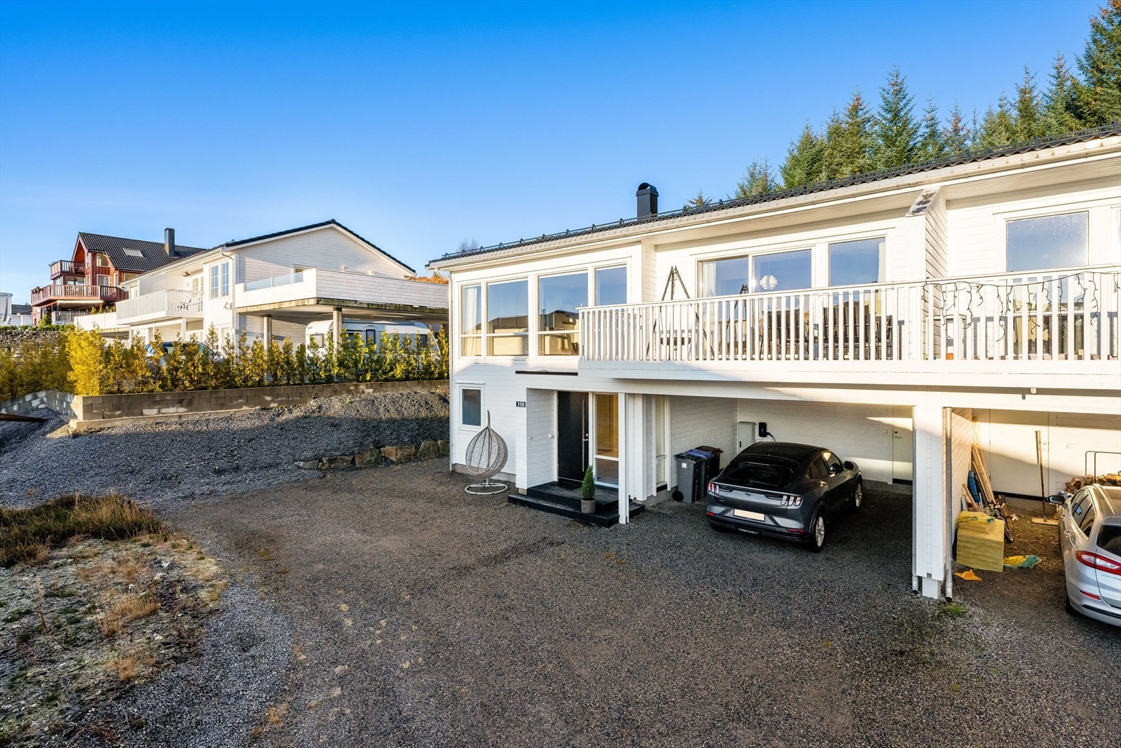 God biloppstillingsplass på utsiden av huset Galleribilde