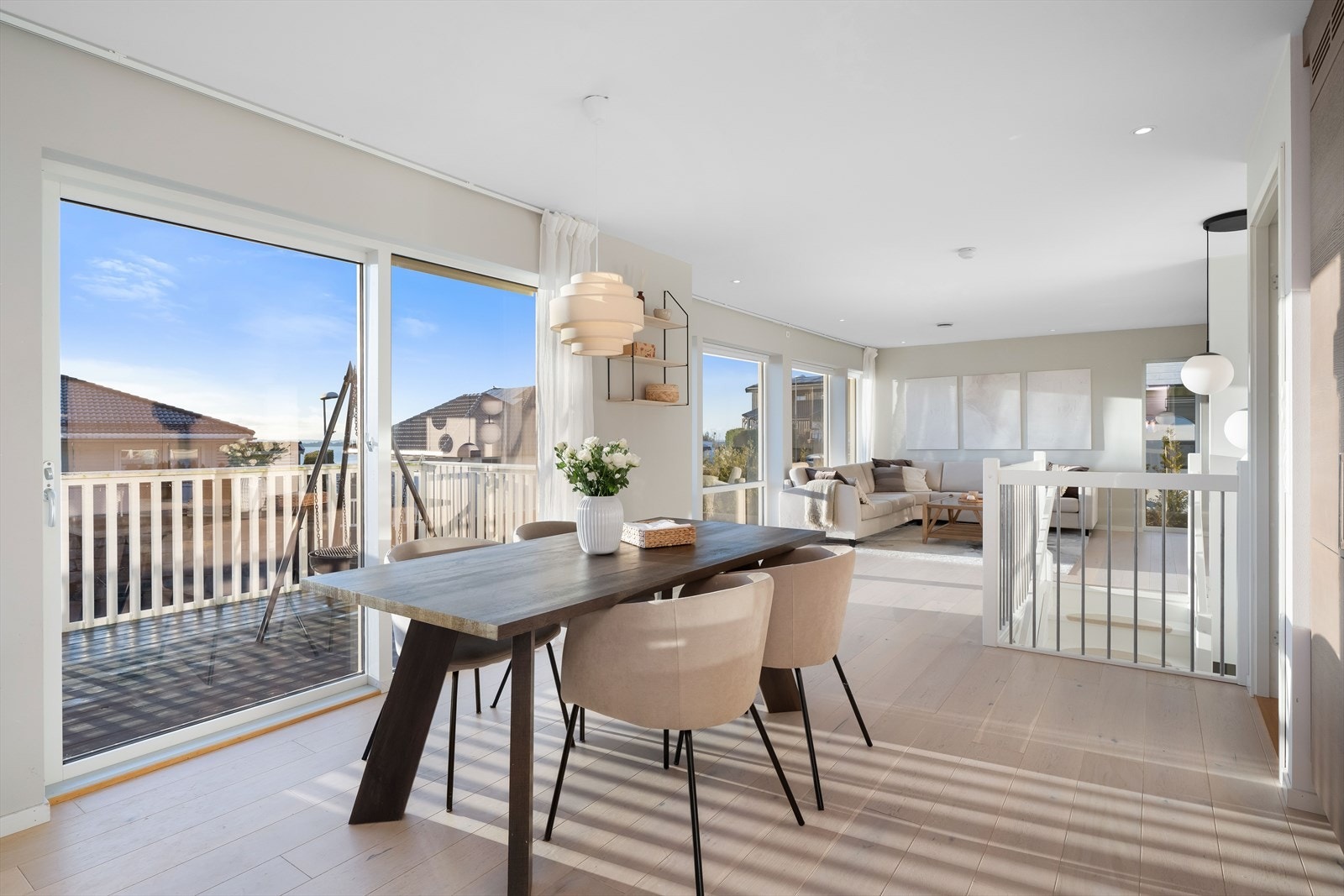 Lekker stue med god plass til møblering. Legg merke til de store vindusflatene Galleribilde