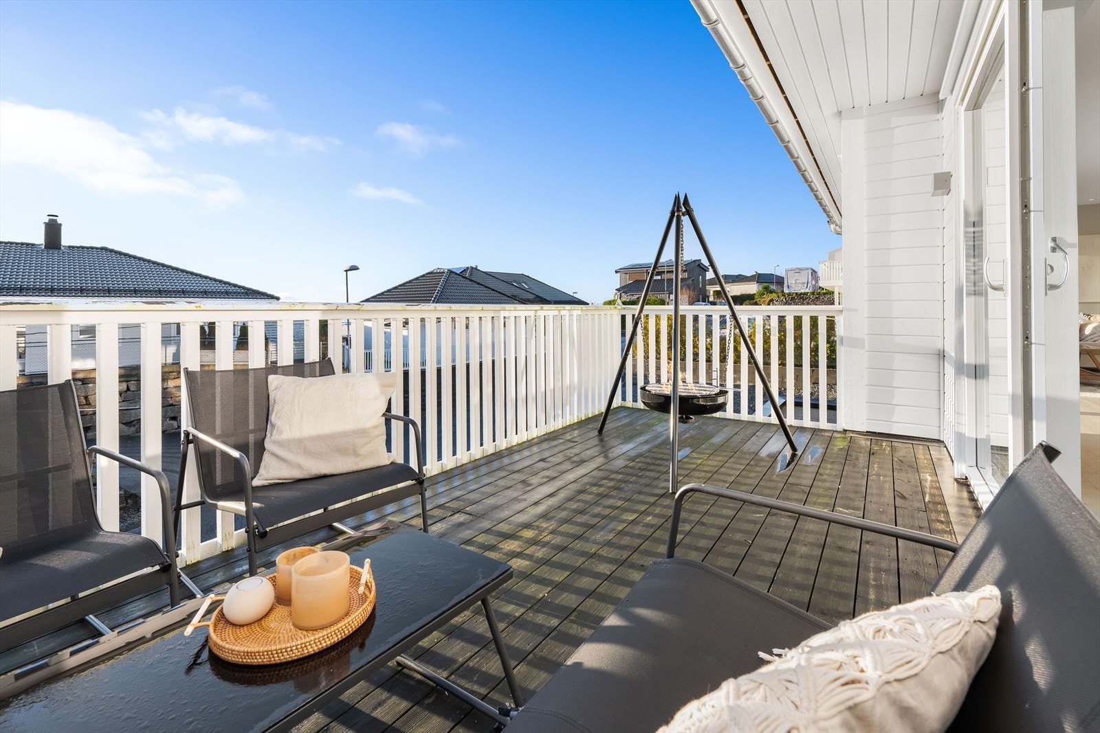 Boligen ligger i et barnevennlig og godt etablert boligområde med gangavstand til skoler, barnehage og butikk Galleribilde