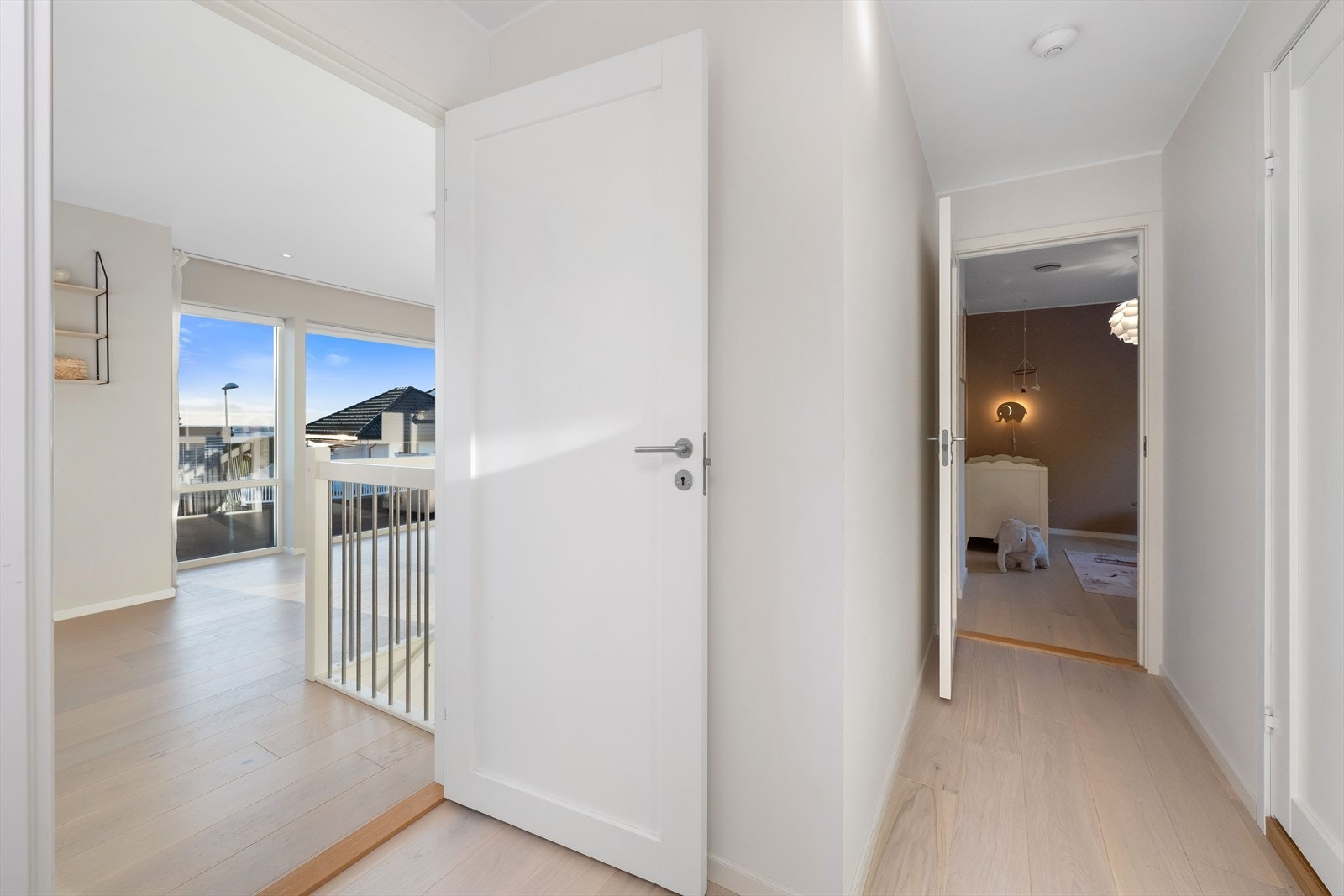 Dør mellom mellomgang og stue gjør at du kan ha to soverom og bad som et "privat sted". Galleribilde