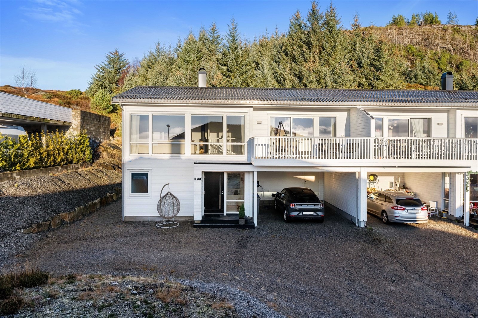 Tiltalende og arealeffektiv halvpart av tomannsbolig med tilhørende carport Galleribilde