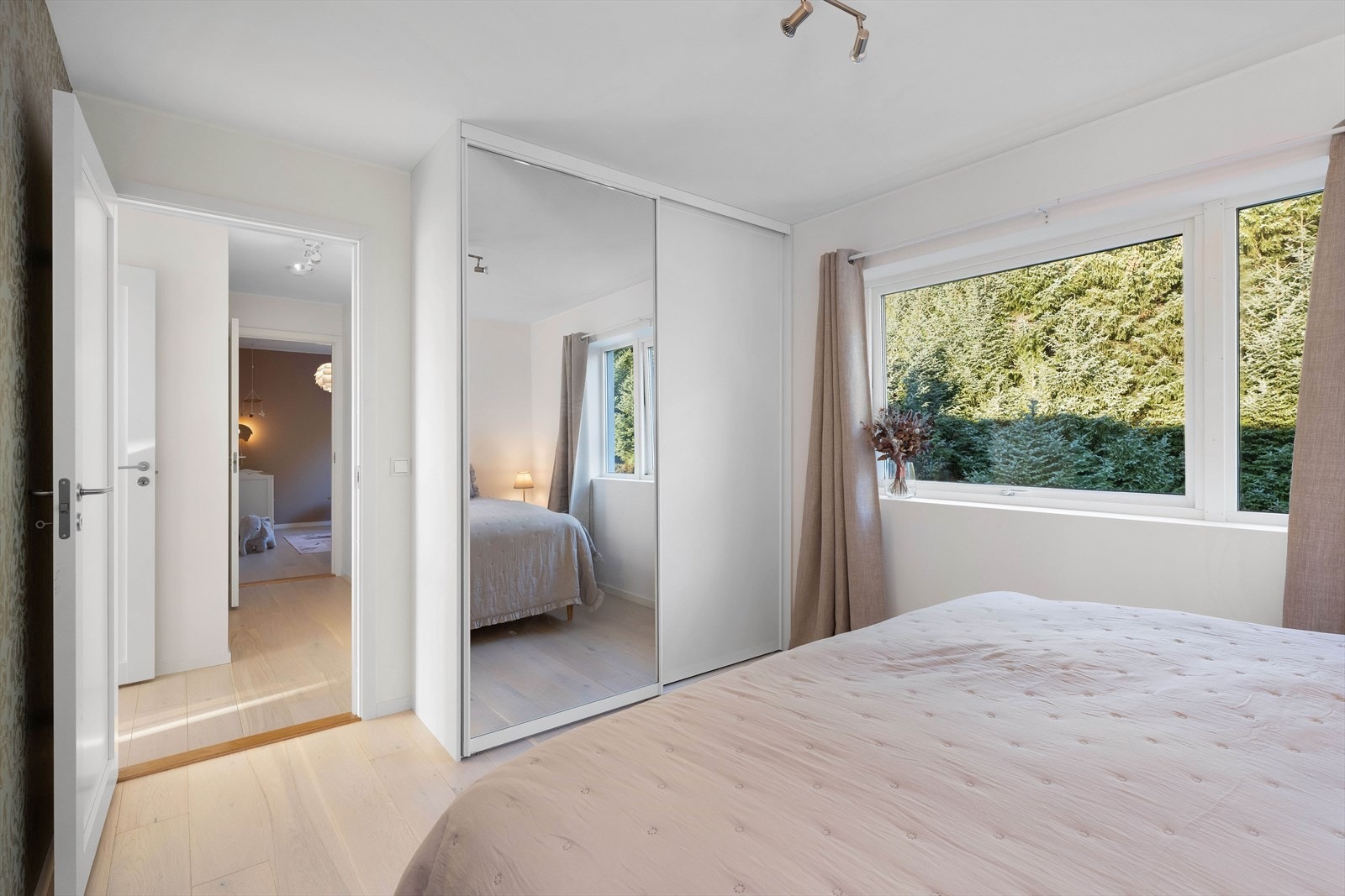 God oppbevaringsplass i skyvedørsgarderobe Galleribilde