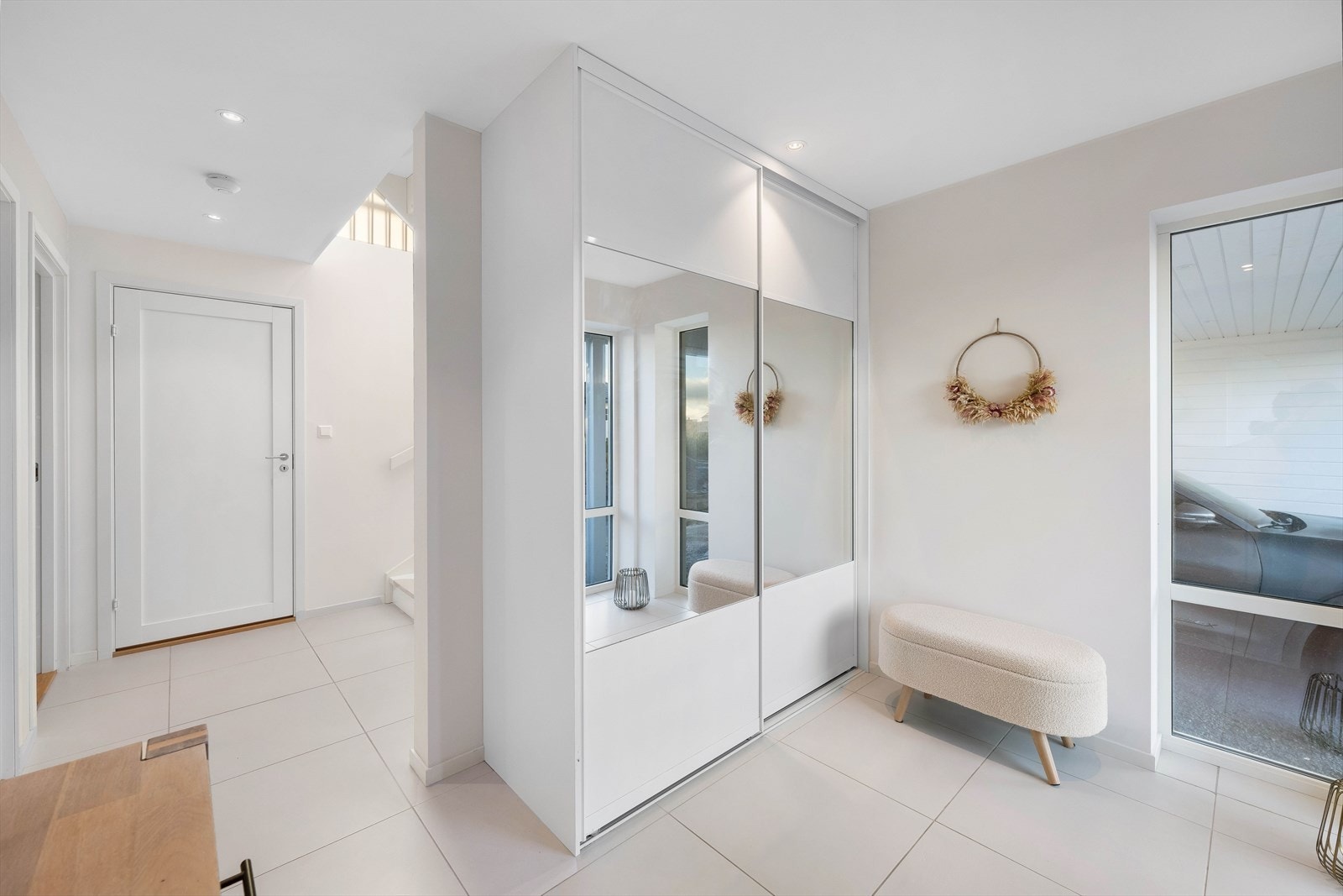 Velkommen inn. God oppbevaringsplass i skyvedørsgarderobe. Galleribilde