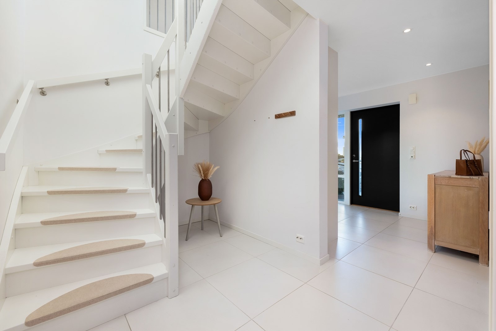 Gulvvarme i hele 1.etasje gir et lunt og behagelig førsteinntrykk. Galleribilde