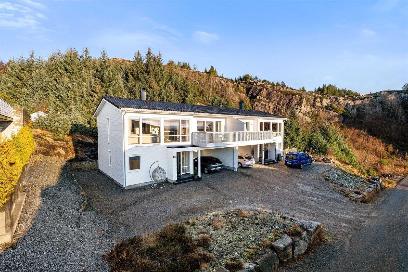 Boligen ble bygget i 2017 og fremstår som en lys og moderne bolig Galleribilde