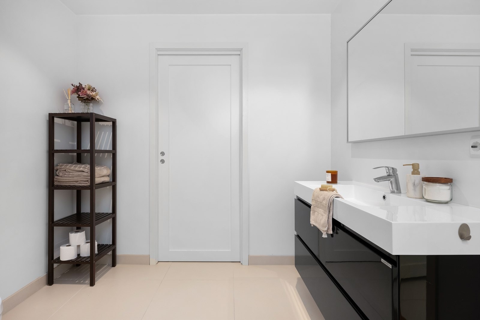 Inngang fra badet til vaskerom via skyvedør Galleribilde