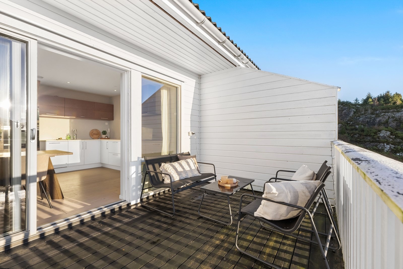 God plass til sittegruppe og grill Galleribilde