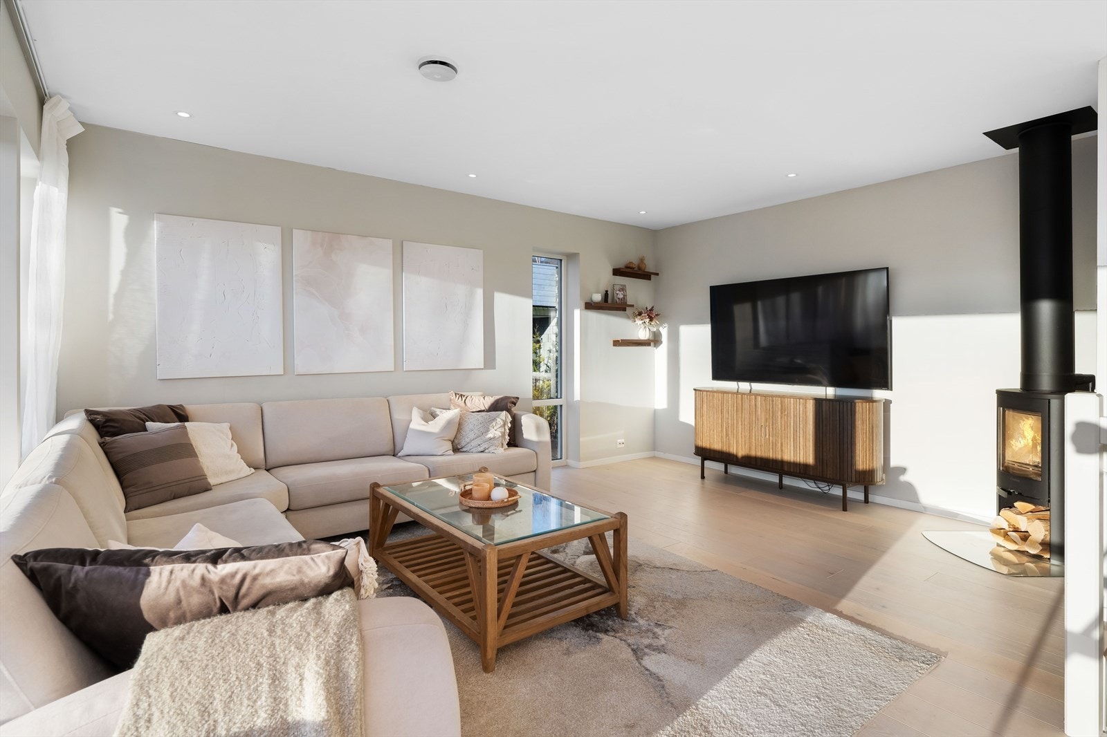 Oppvarming fra peisovn, som tar seg flott ut i rommet Galleribilde