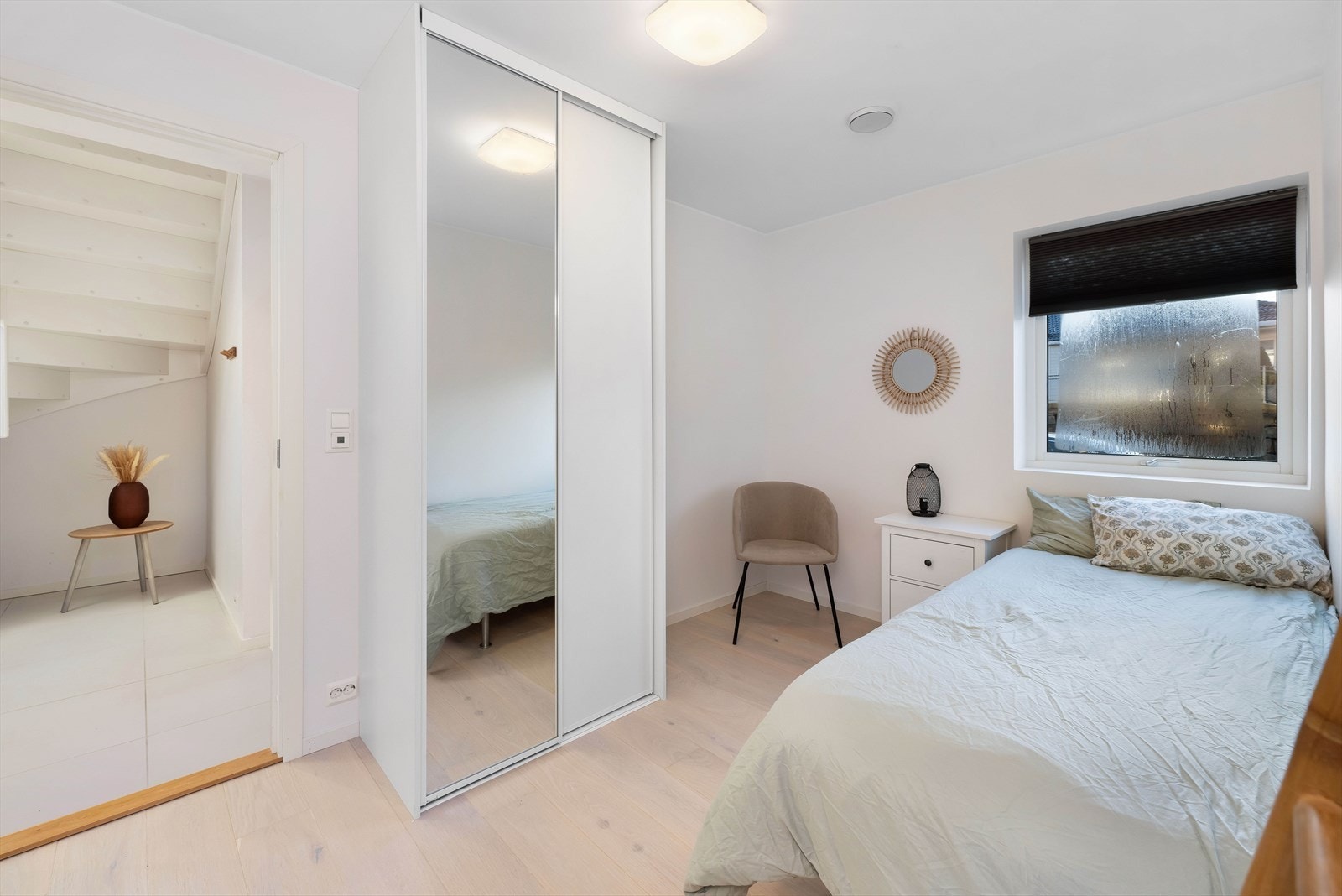 Legg merke til det lekre gulvet som er benyttet i hele huset, med unntak av flislagte gulv Galleribilde