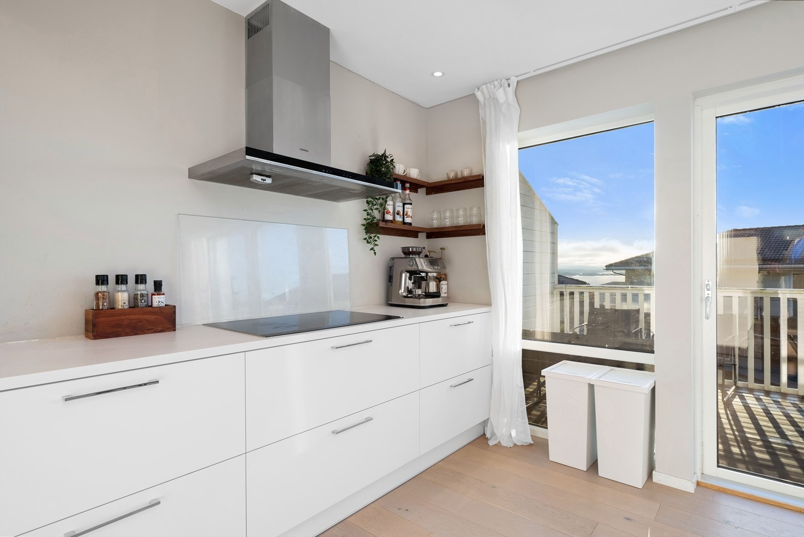 God oppbevaringsplass i skuffer og skap, samt god benkeplass til matlagning. Galleribilde