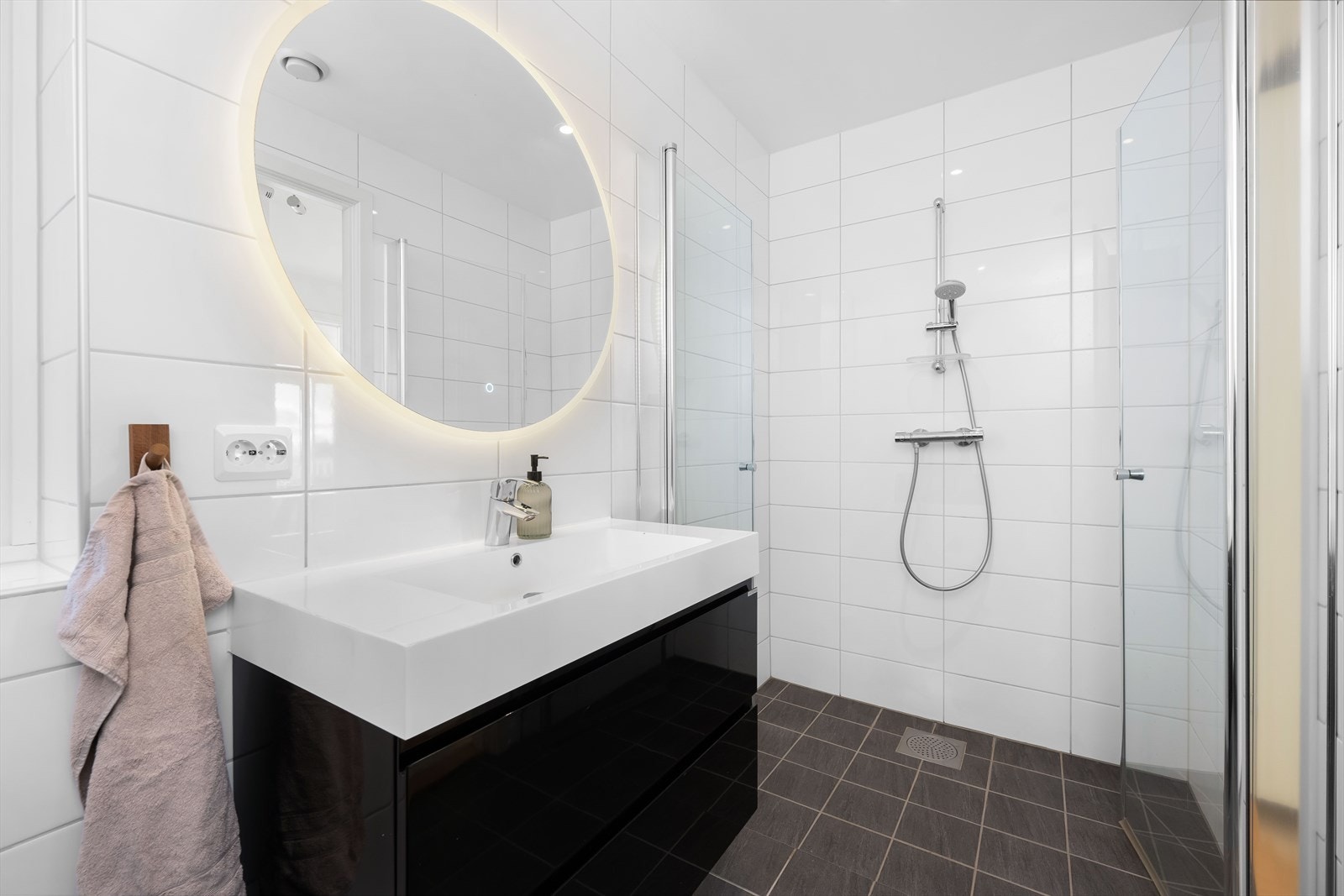 Fullverdig bad med toalett og dusj. Galleribilde