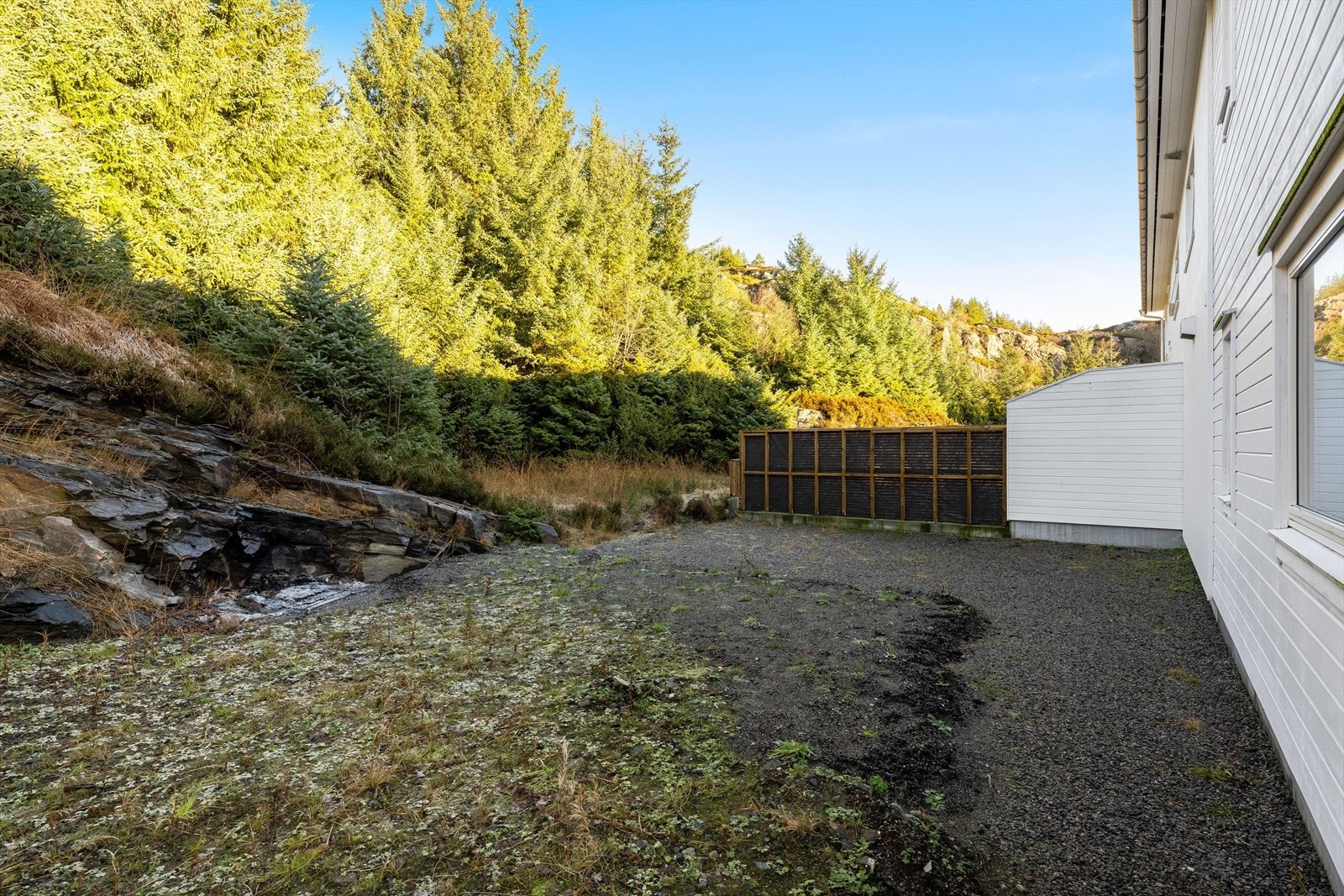 Baksiden av huset har stort potensiale, så her kan du lage deg en flott uteplass etter eget ønske. Galleribilde