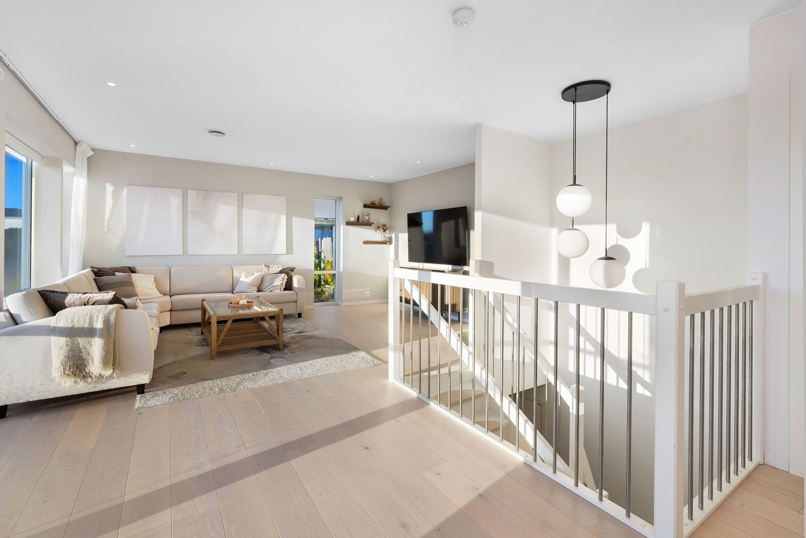 Gjennomgående stilrene og moderne farge,- og materialvalg gjennom hele boligen Galleribilde