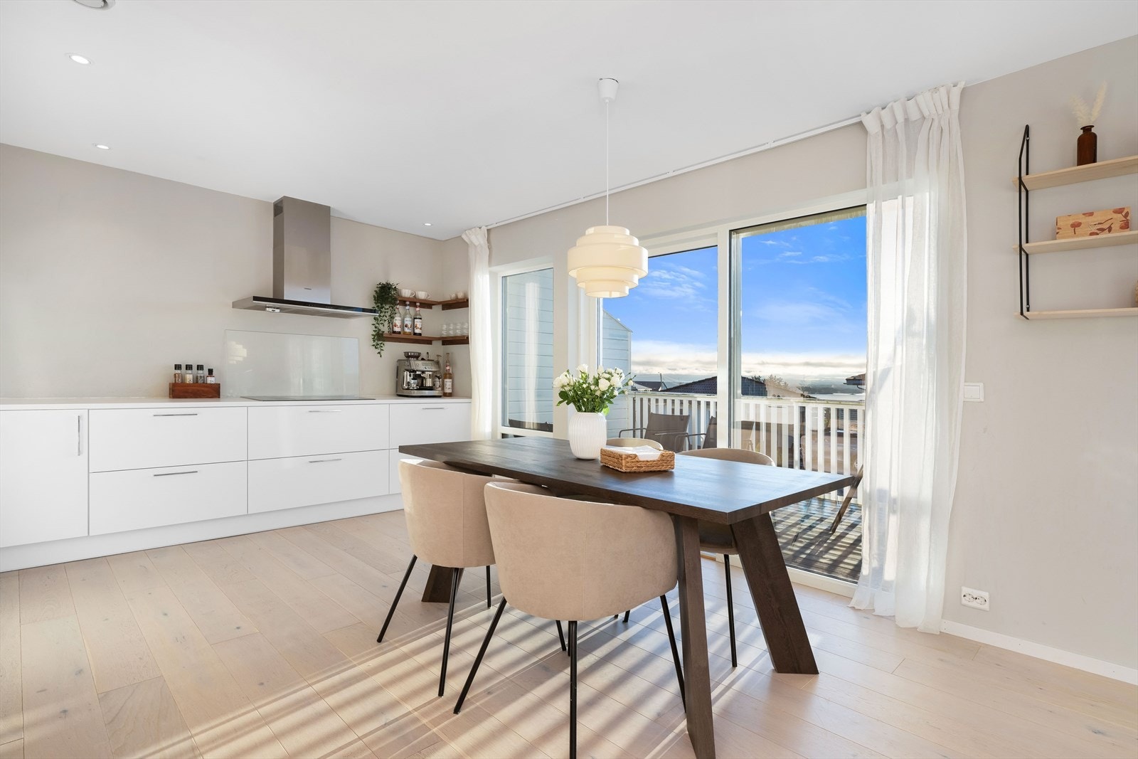 Utgang til altan direkte fra kjøkken. Svært praktisk løsning på fine sommerdager hvor middagen nytes utendørs Galleribilde