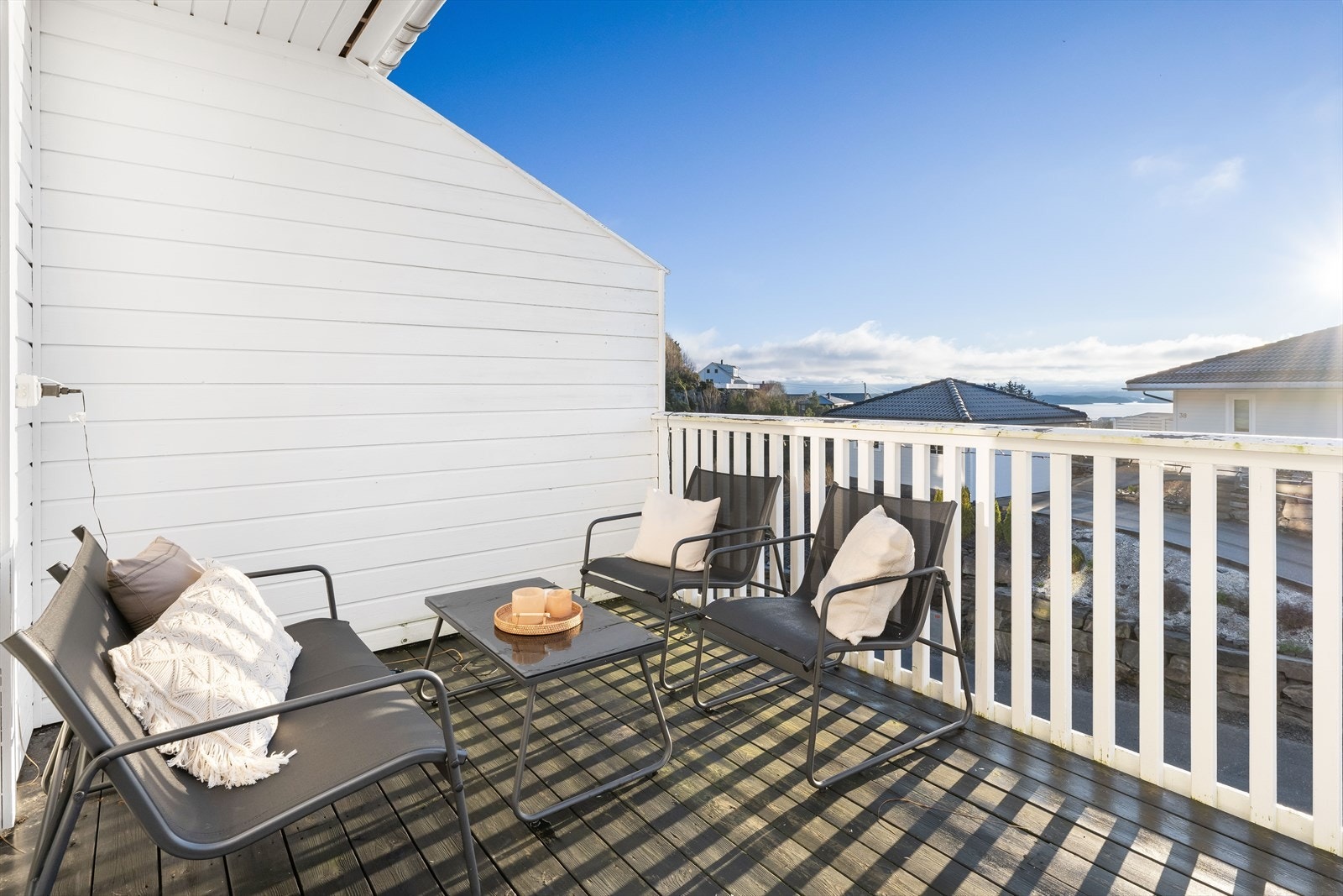 Beliggende høyt oppe i boligfeltet, har en også noe utsikt fra altanen. Galleribilde