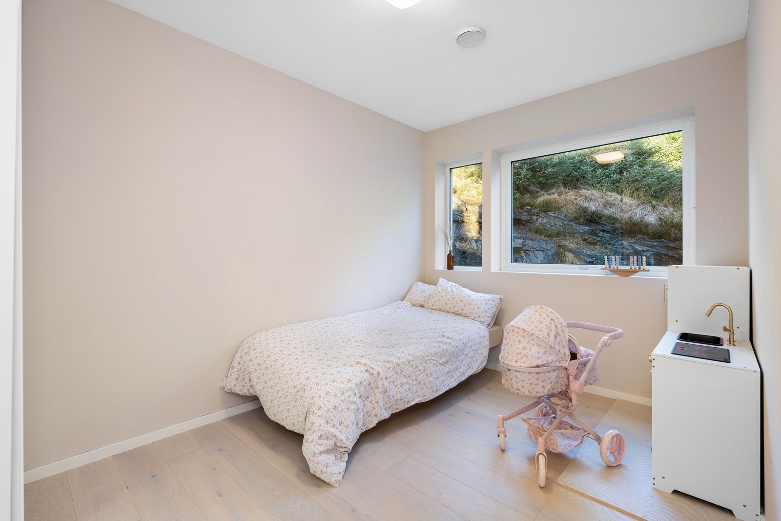 Boligen innehar totalt 4 soverom, to i hver etasje Galleribilde