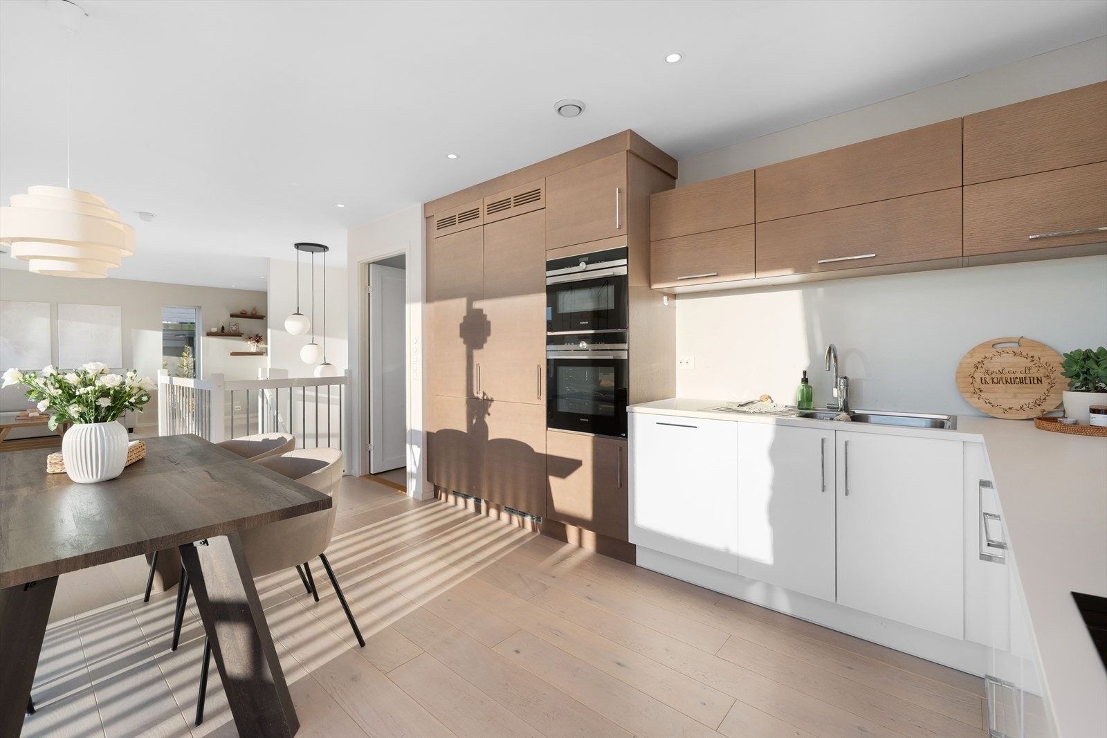 Pent kjøkken fra Fossline med integrerte hvitevarer. Separat fryseskap og kjøleskap. Galleribilde