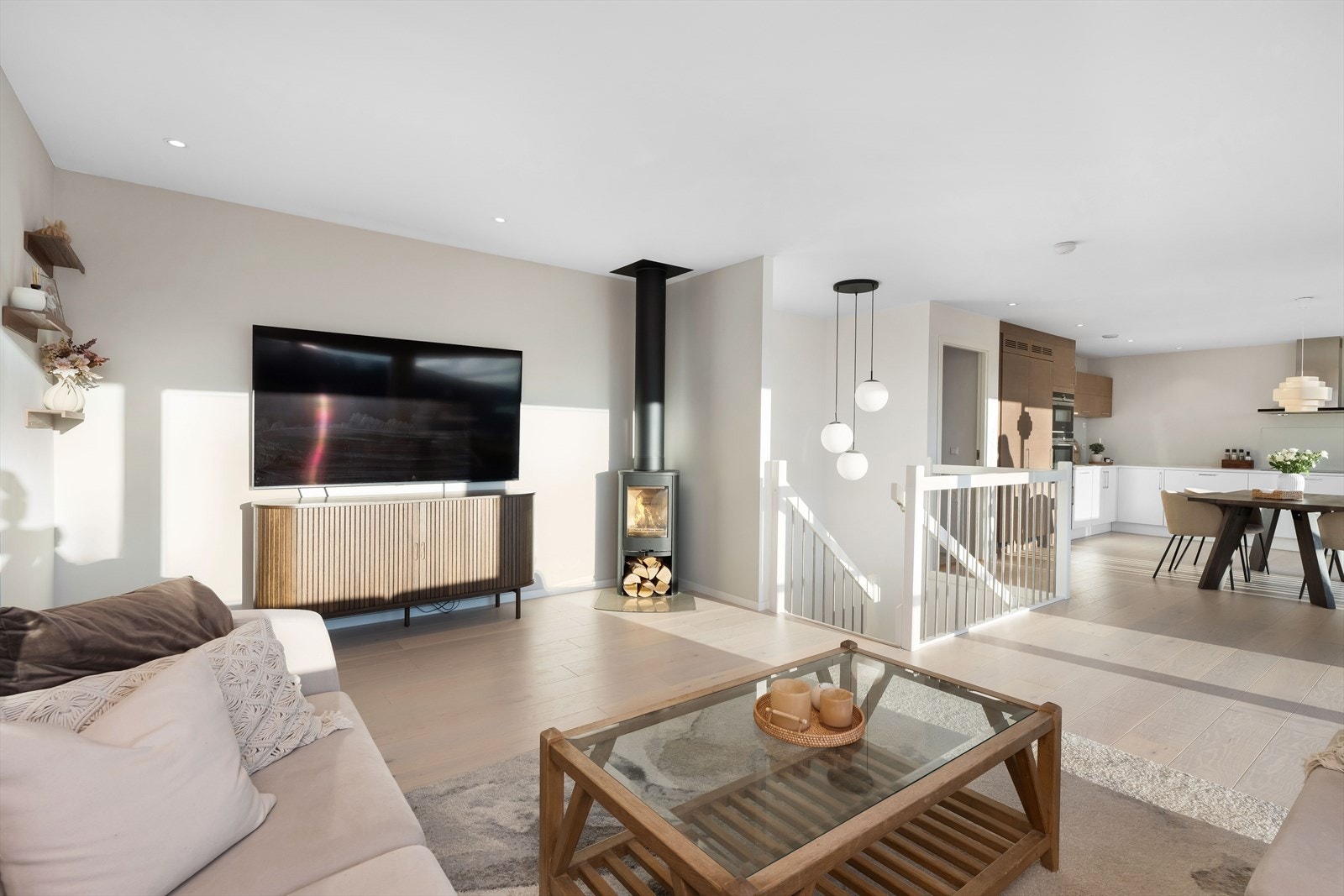 Med åpen løsning mellom stue og kjøkken føles rommet svært luftig Galleribilde