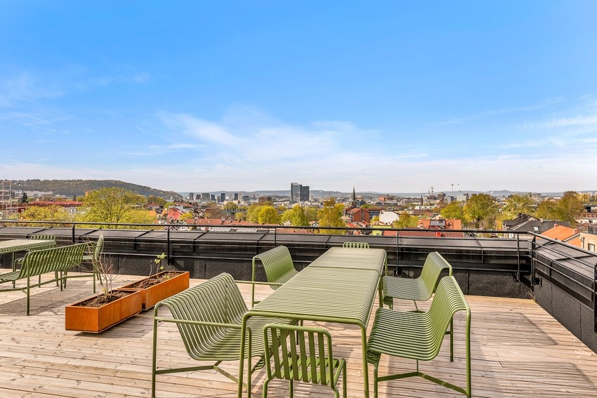 Det er tilgang til felles takterrasse, en herlig uteplass med optimale solforhold og en fantastisk utsikt over Oslo by. Galleribilde