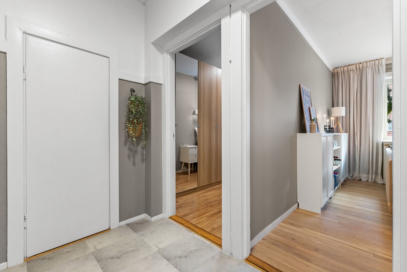 Velkommen inn! Leiligheten har et romslig inngangsparti. Galleribilde