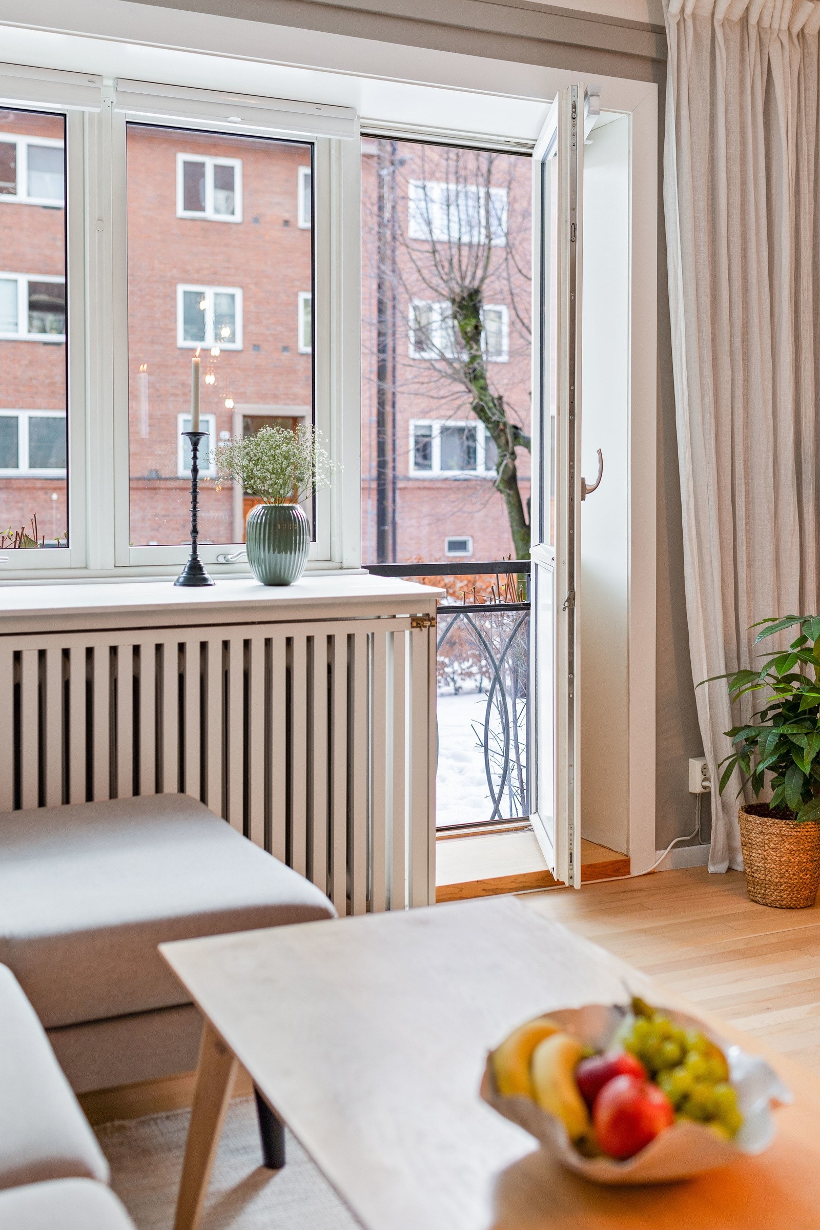 Det er en liten fransk balkong i stuen. Galleribilde