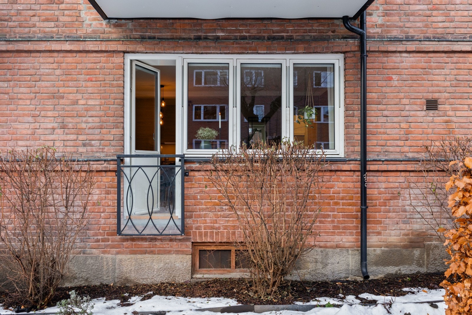 Leiligheten ligger i en høy 1. etasje. Galleribilde