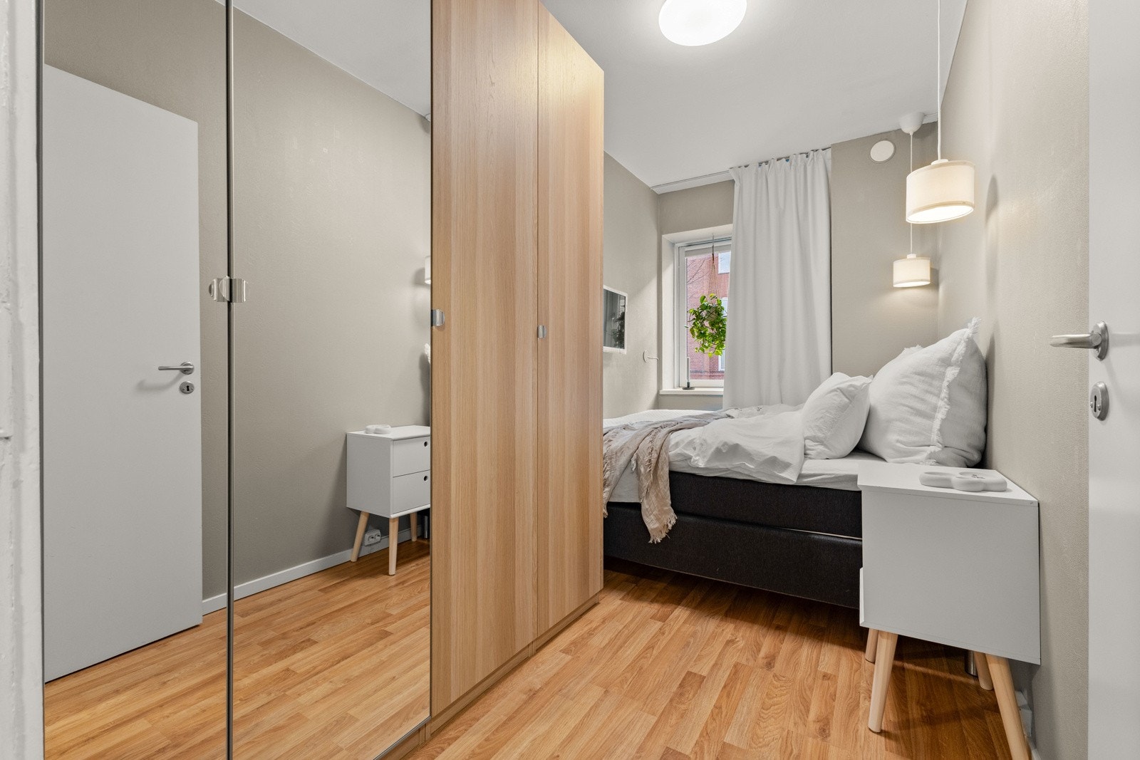 Romslig soverom med garderobeskap og god plass til dobbeltseng. Galleribilde