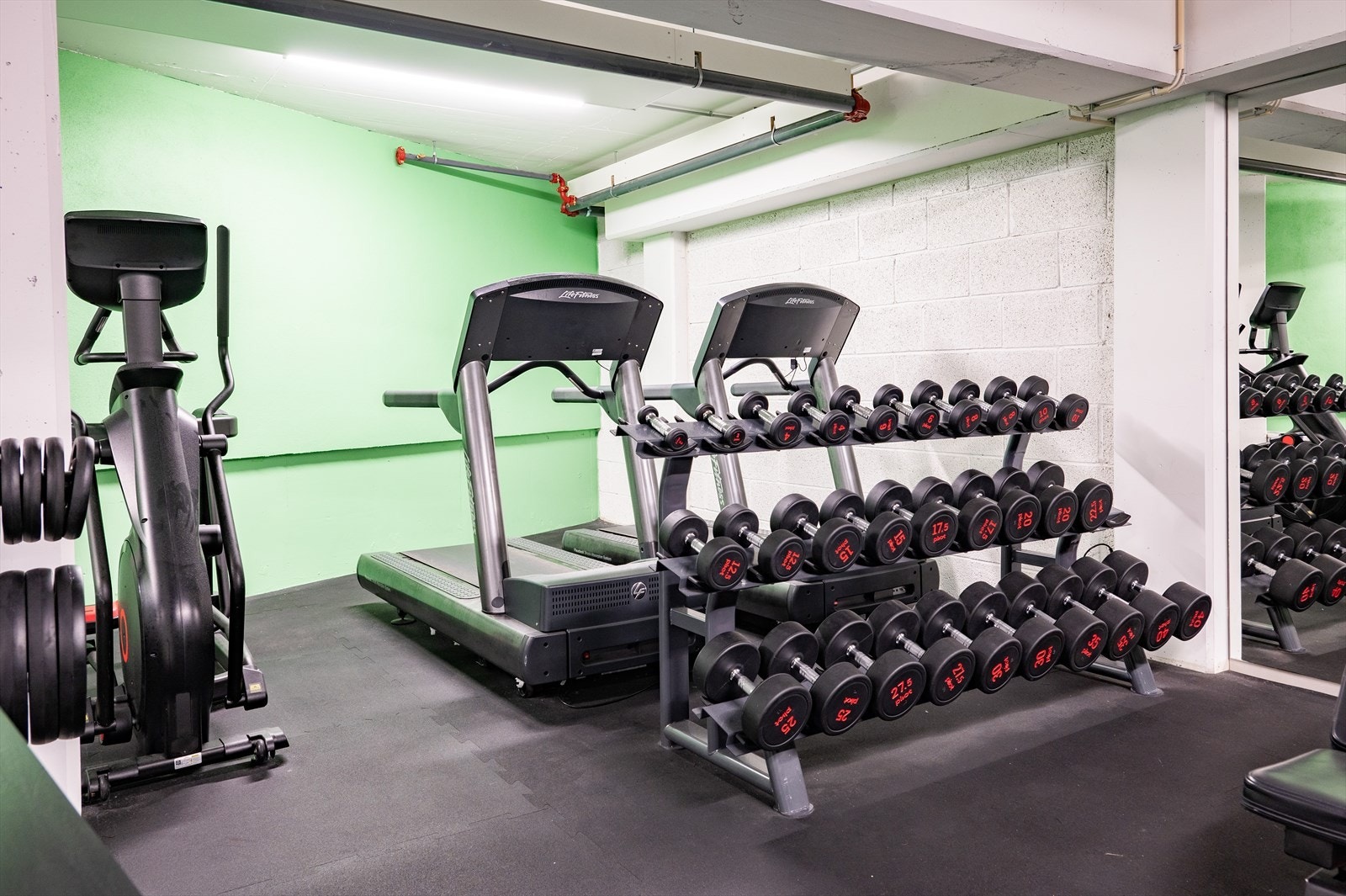 Moderne treningsrom med nye apparater. Galleribilde