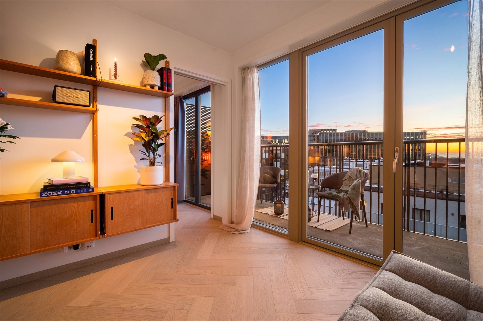 Innvendig fremstår boligen som lys og luftig med store vindusflater. Galleribilde