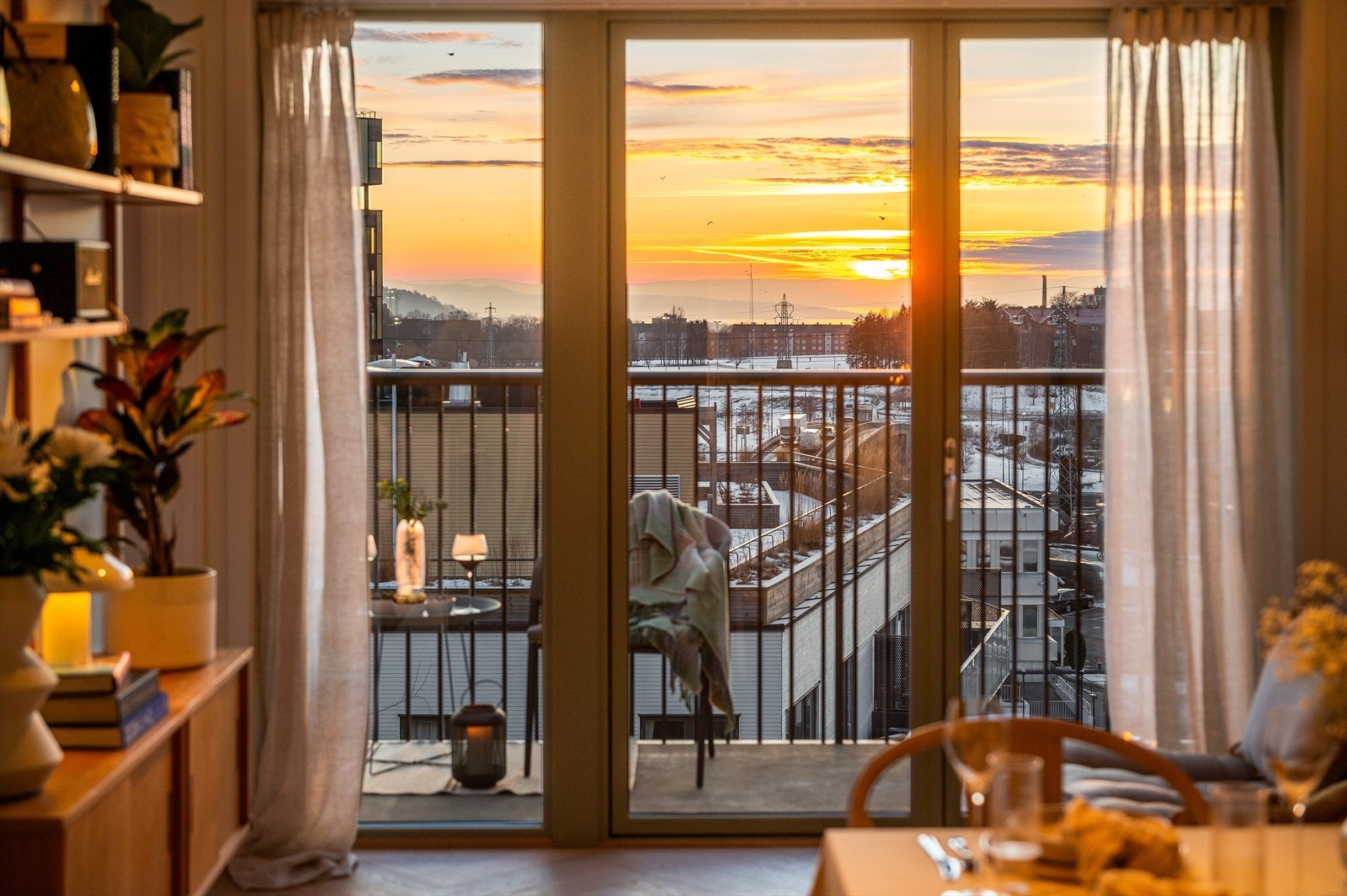 Vinduene strekker seg fra gulv og til himling, og sørger for mye lys inn. Galleribilde