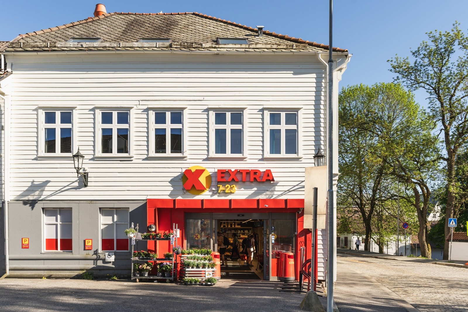 Av dagligvarebutikker i området er tilbudet mangfoldig med gangavstand. Galleribilde