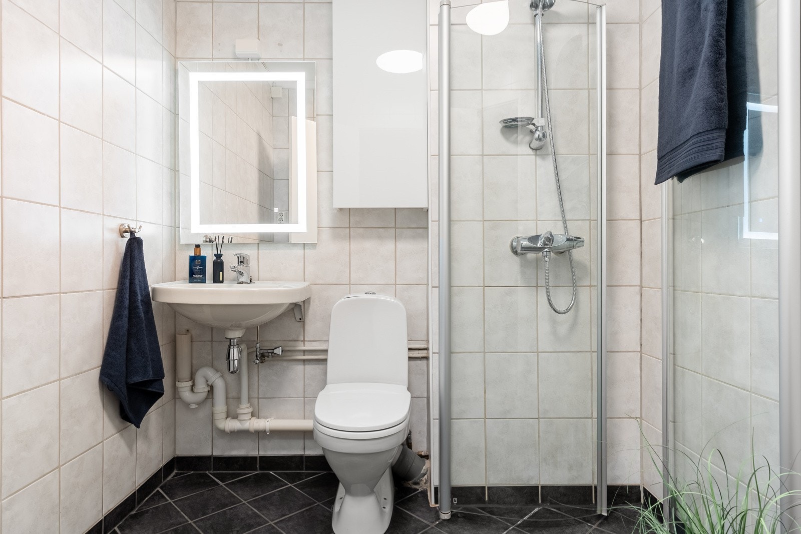 Badet er målt til ca. 3,3 kvm og er fra 2006. Gulv og vegger er flislagt, varmekabletr i gulv. Galleribilde