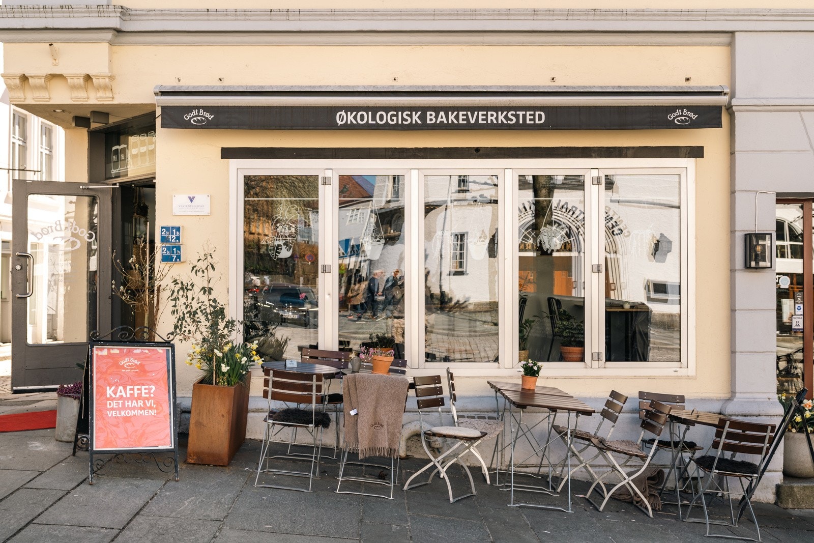 Innenfor gangavstand finner vi flere dagligvarebutikker, bakeri, apotek, mm. Galleribilde