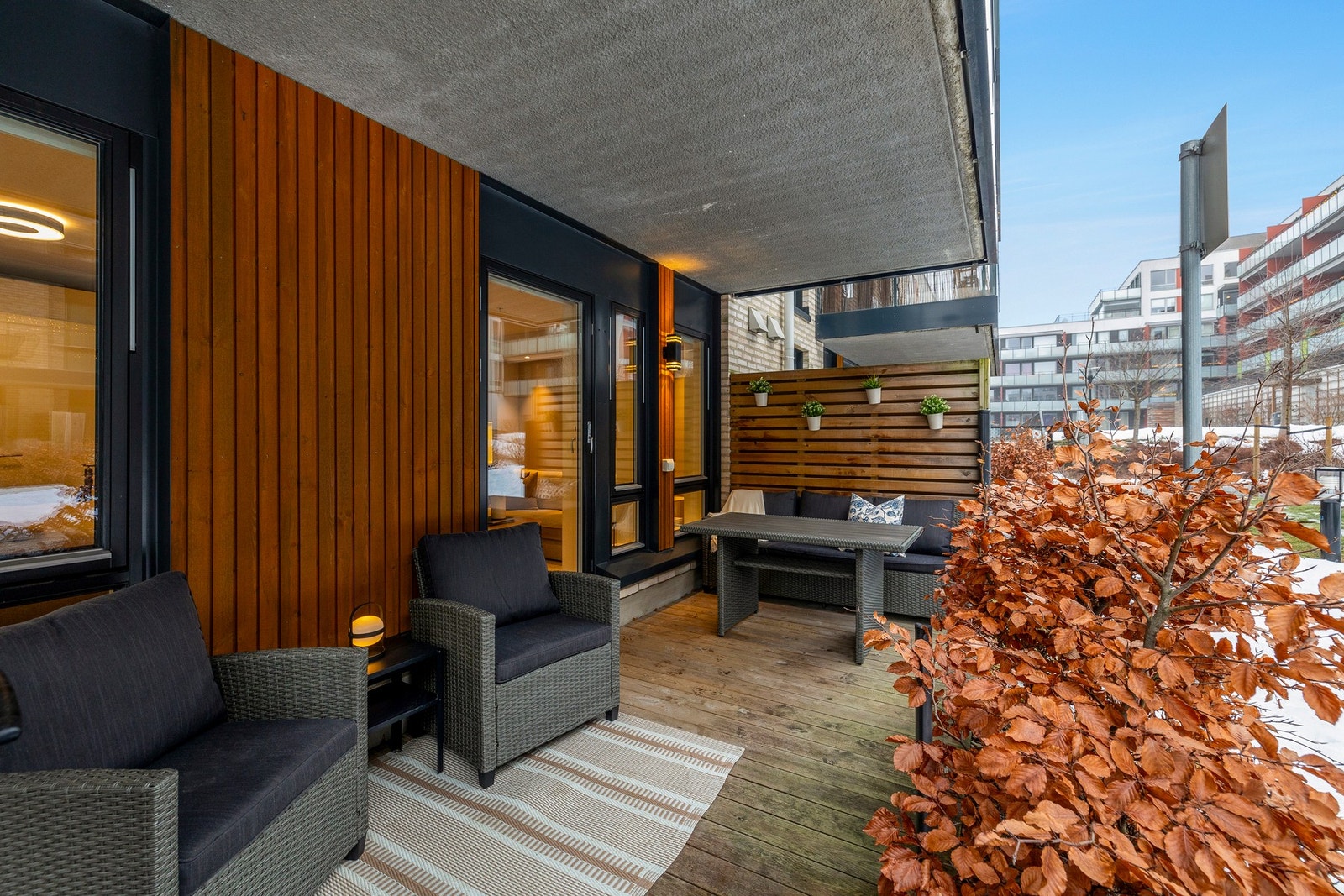 Her er det god plass til utemøbler, grill og beplantning Galleribilde