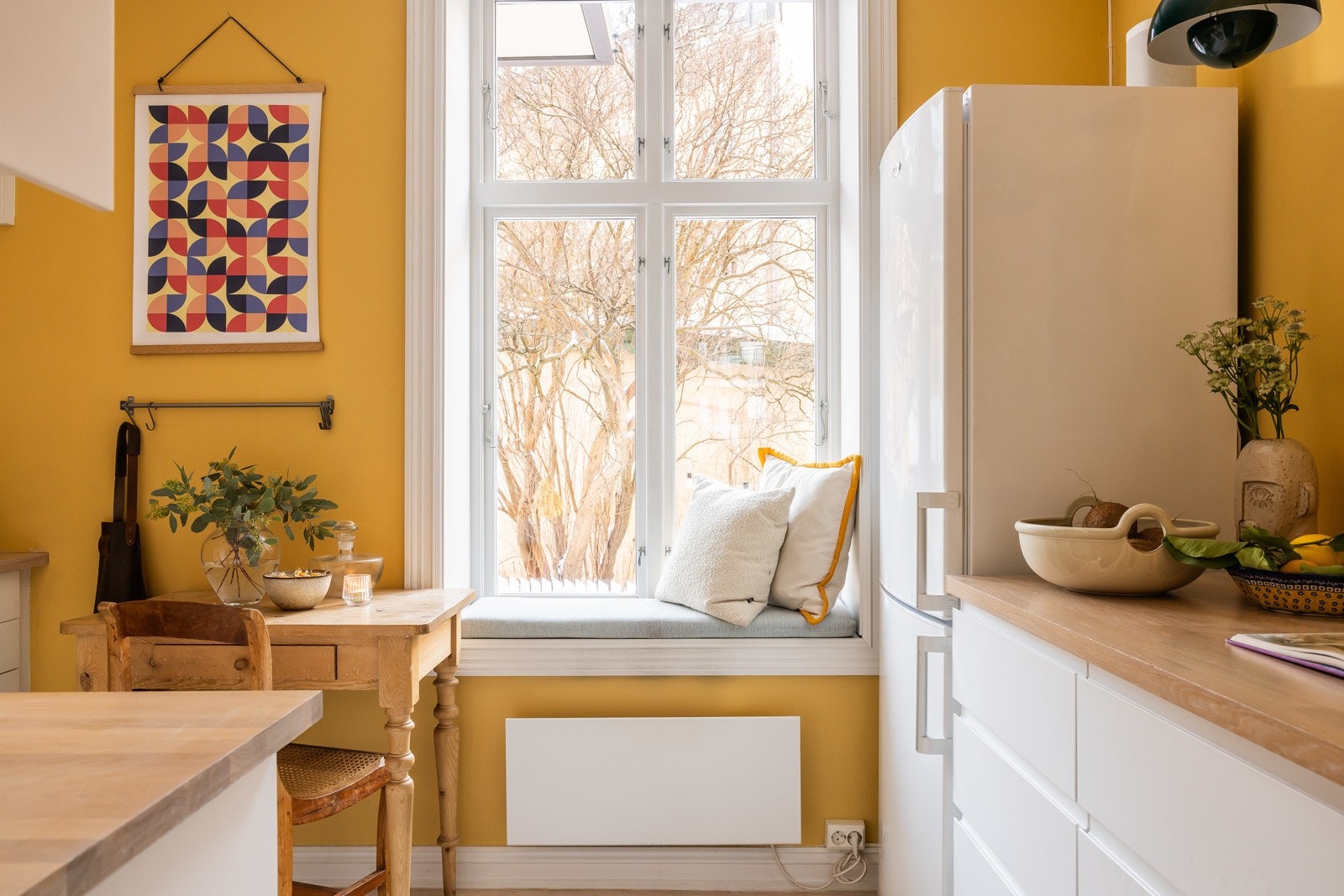 Store deler av leiligheten er pusset opp i 2021 og fremstår som et meget gjennomført hjem. Galleribilde