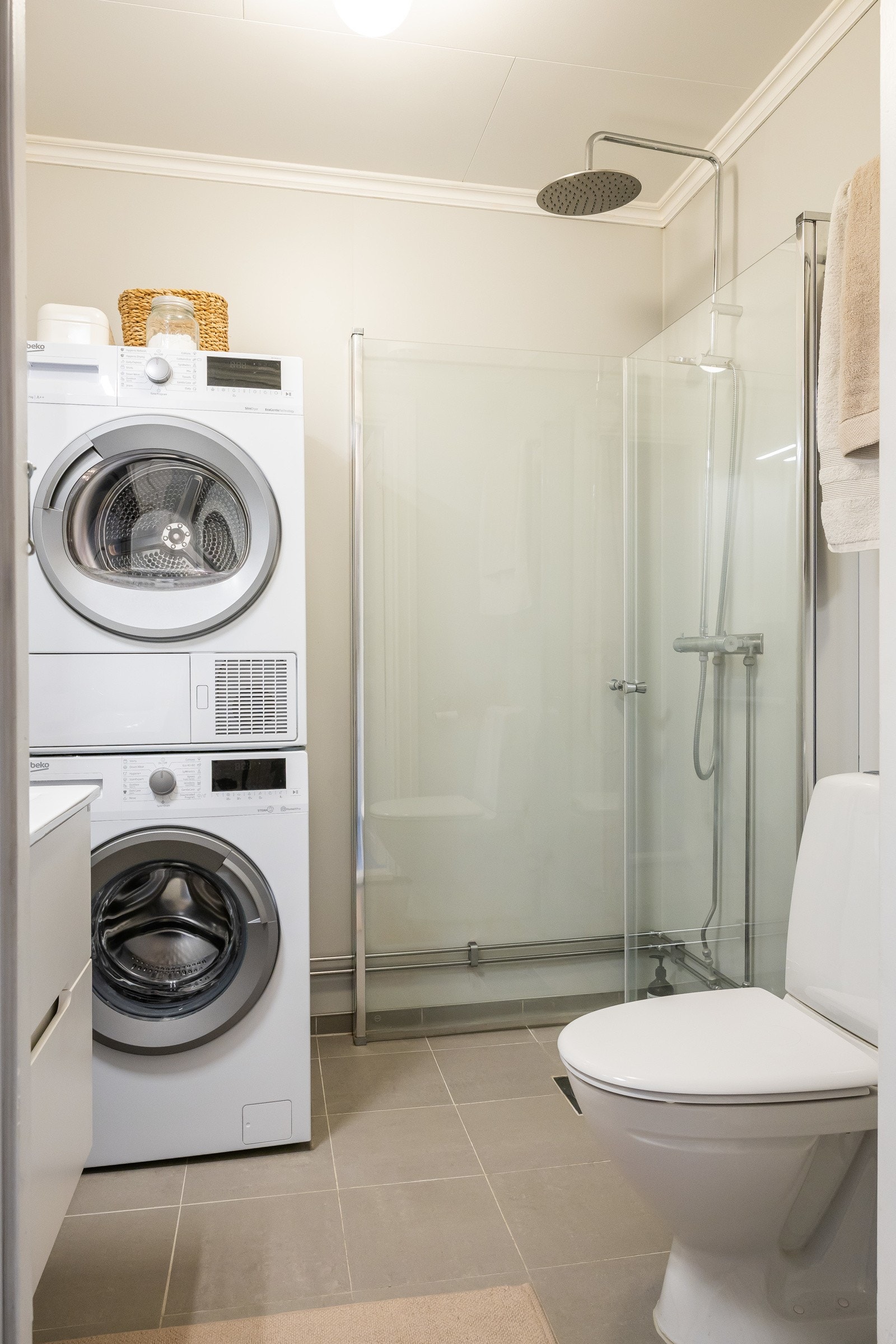 Pent bad med fliser på gulv og vegger med våtromsplater fra Fibo Trespo som ble lagt i 2021. Galleribilde