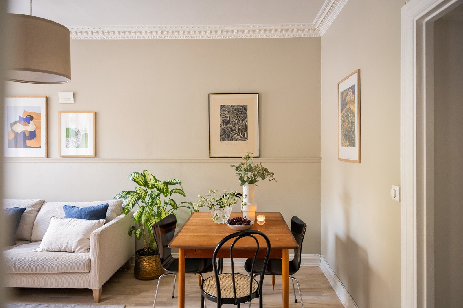 Stuen er romslig med god plass til sofagruppe, medievegg og spisebord. Galleribilde