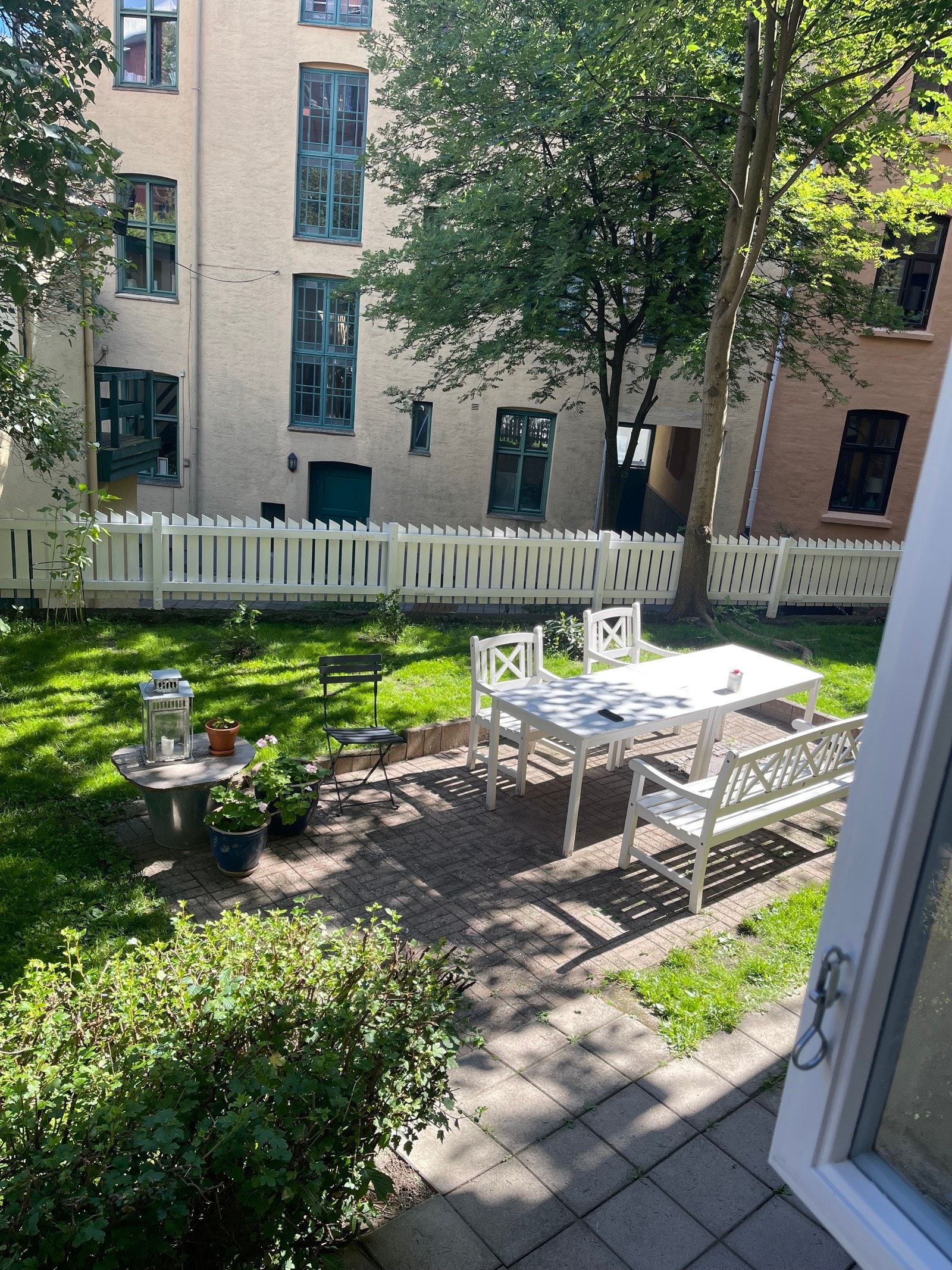 Enkel adkomst til nydelig bakhage. Selger opplyser at det i all hovedsak er hun som bruker den da de fleste andre leilighetene har balkonger. Galleribilde