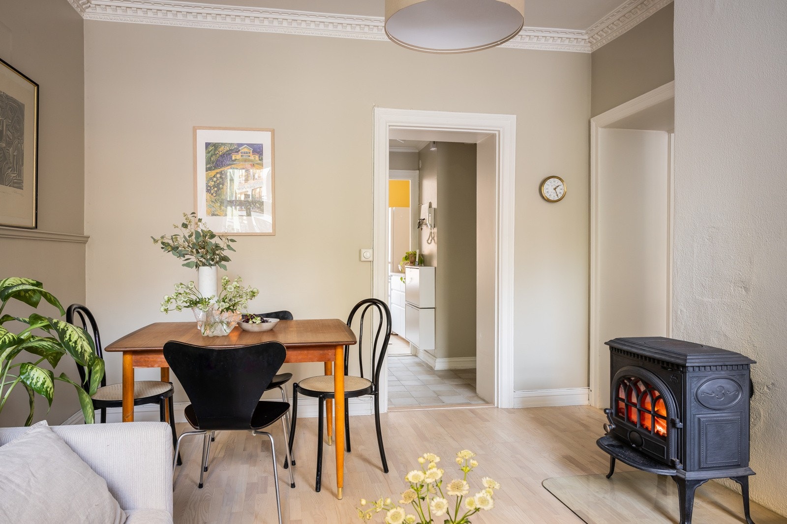 Koselig vedovn i stuen som varmer godt og byr på ekstra hygge. Galleribilde